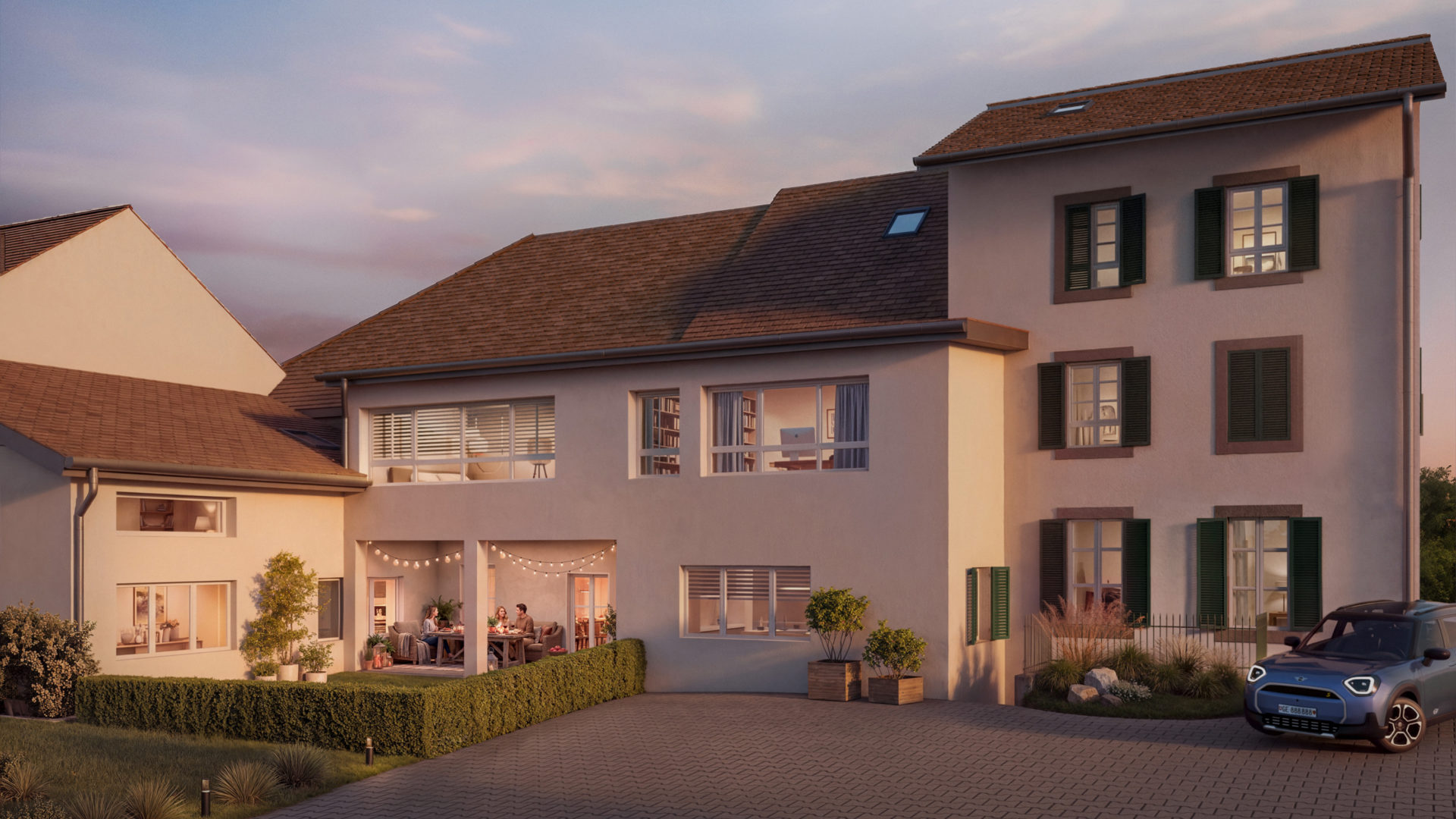 Großes Wohnhaus mit Hof und Terrasse bei Abendlicht