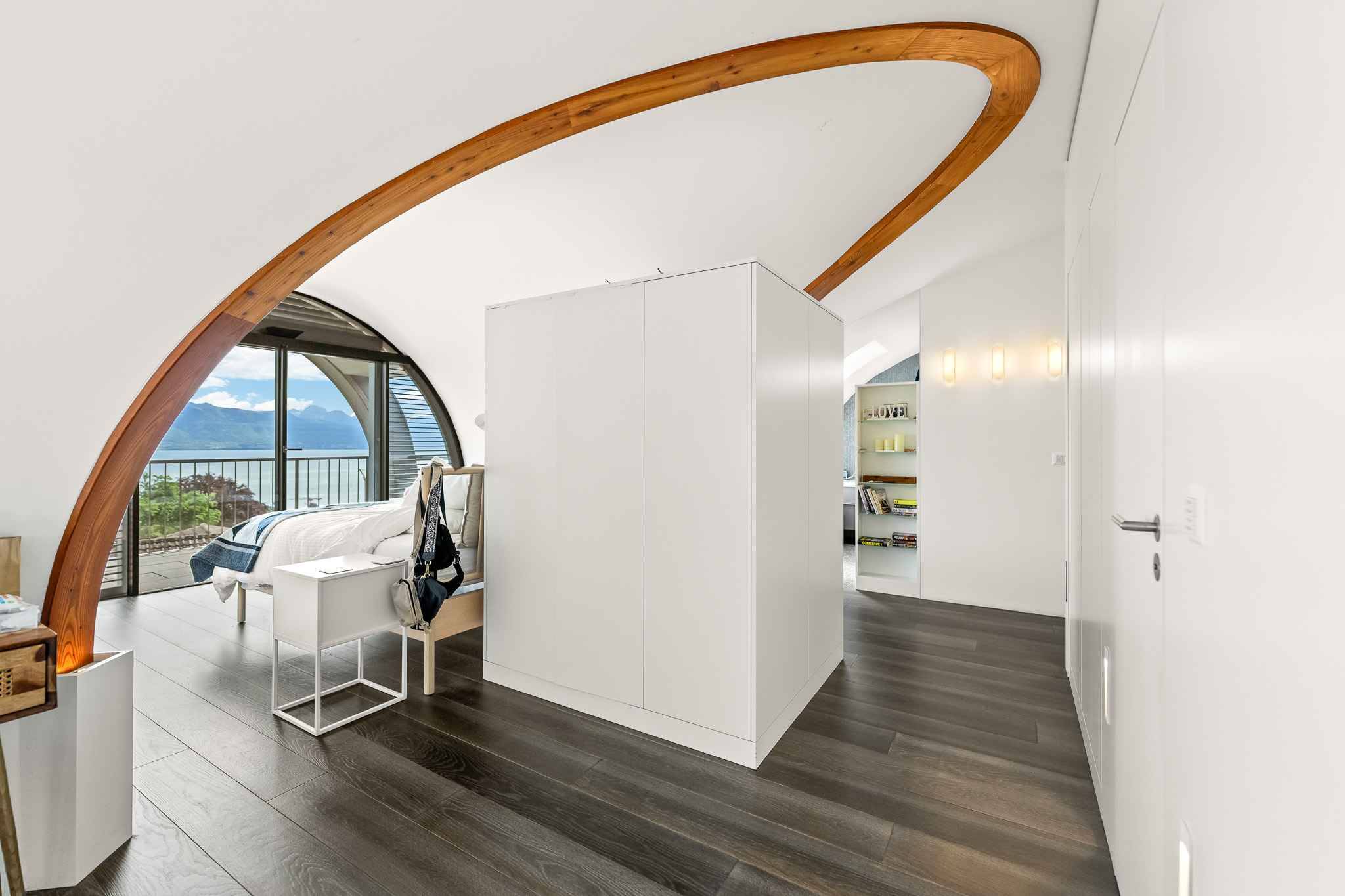 Modernes Schlafzimmer mit Panoramablick