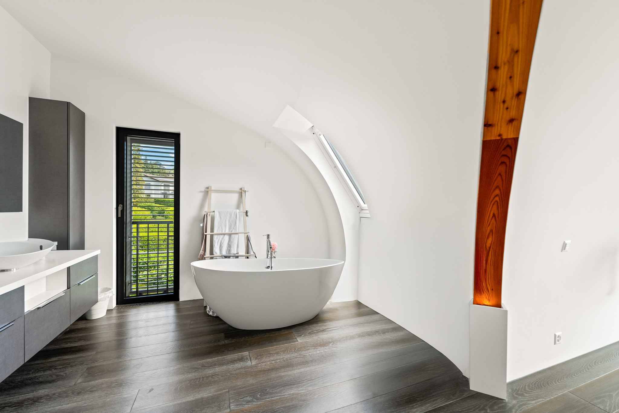 Modernes Badezimmer mit freistehender Wanne