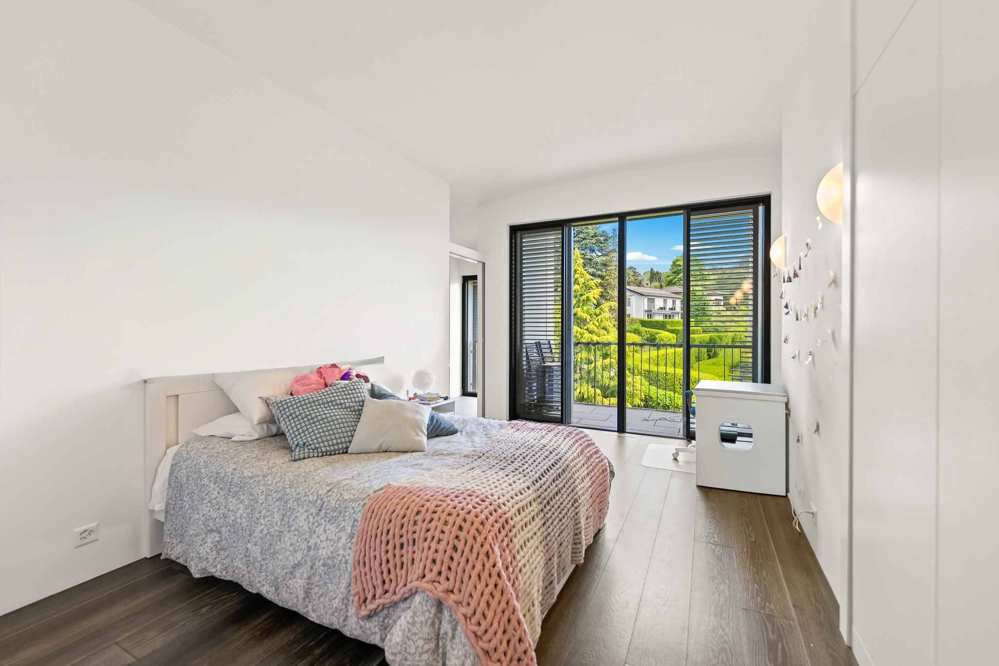 Helles Schlafzimmer mit Balkonblick