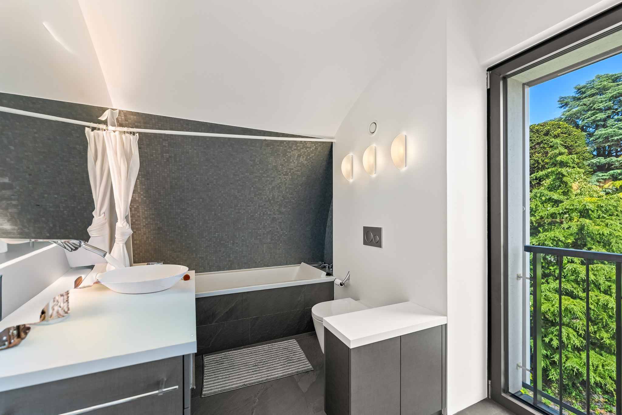 Modernes Badezimmer mit Blick ins Grüne