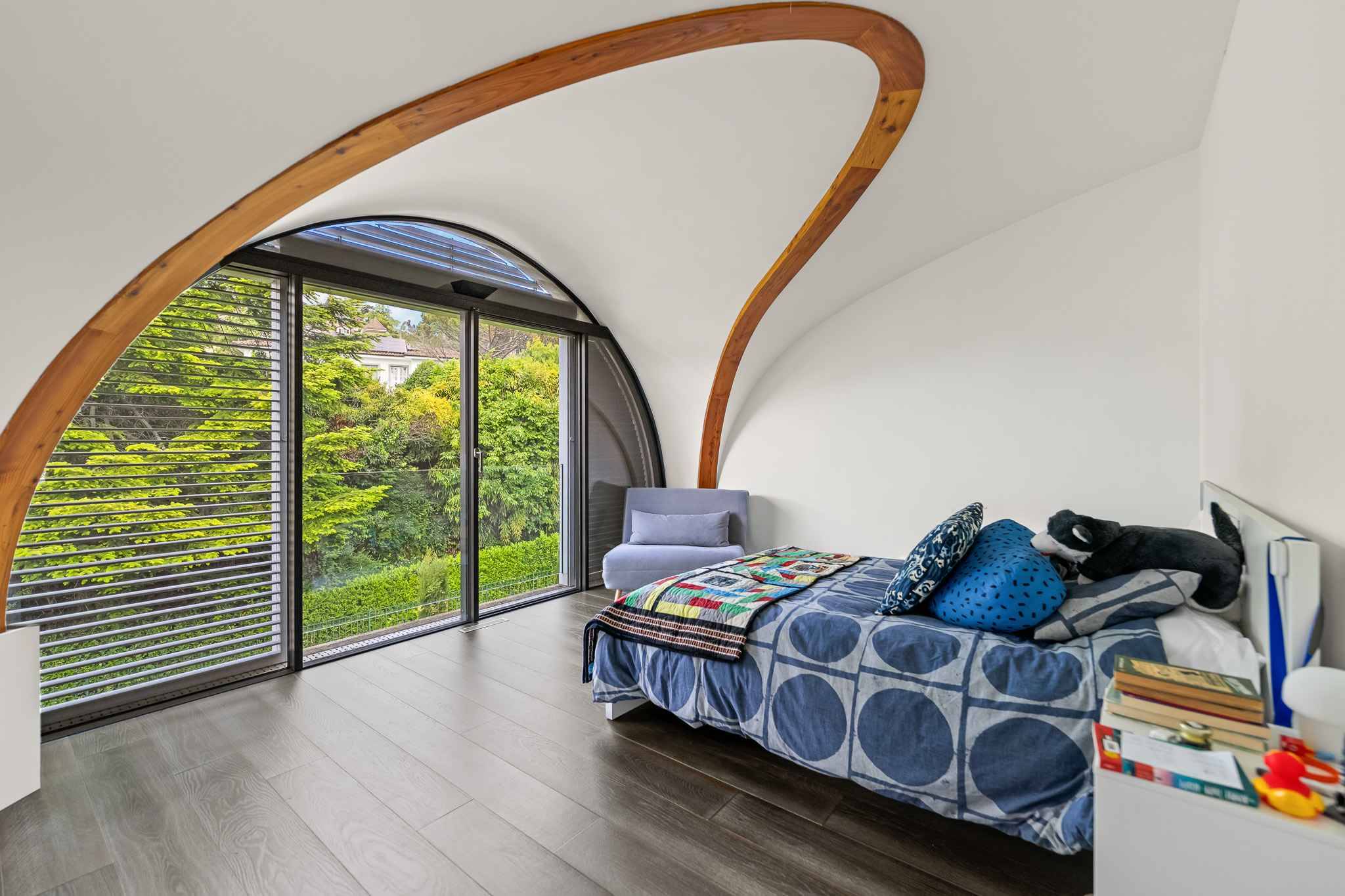 Modernes Schlafzimmer mit gebogenem Fenster