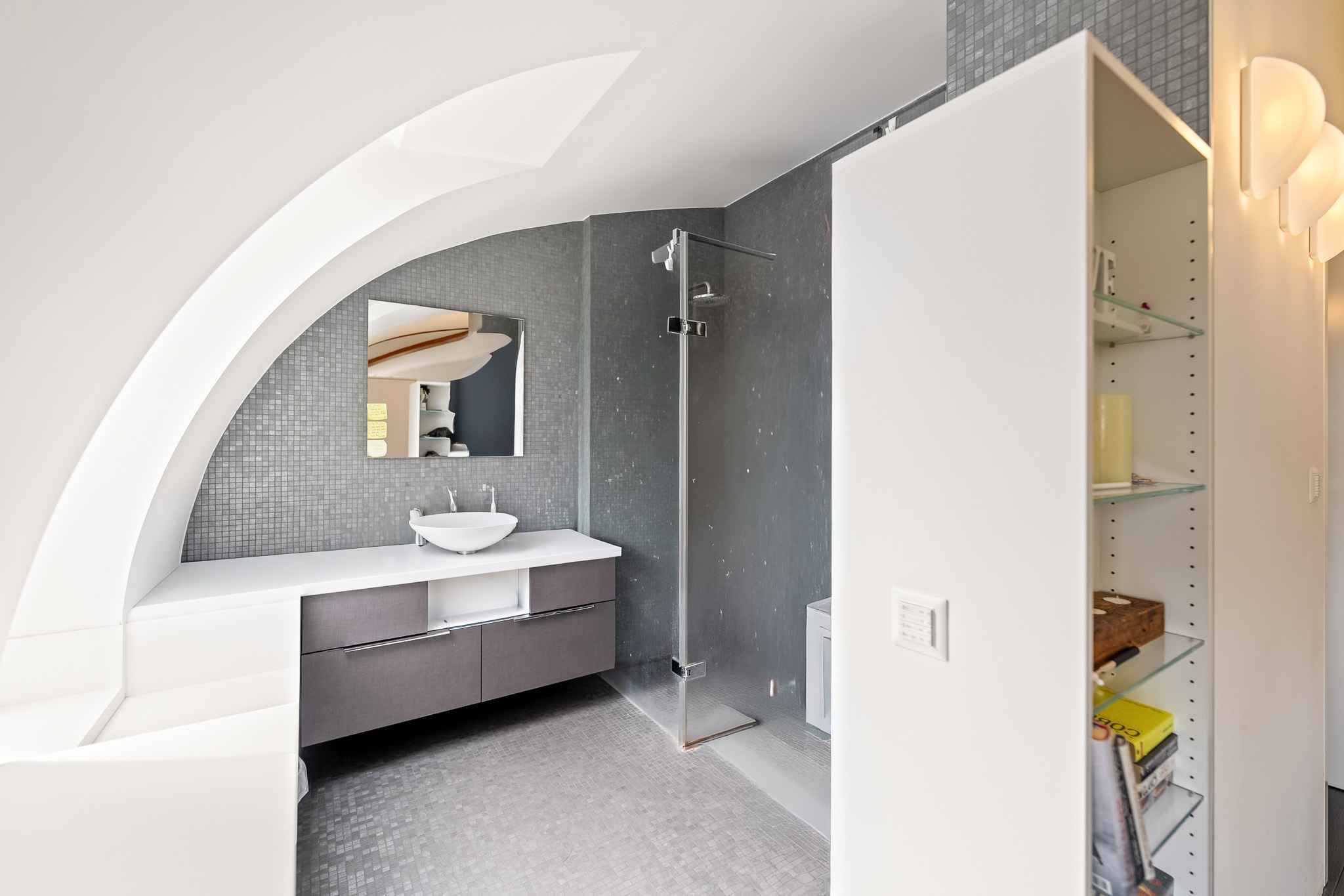 Modernes Badezimmer mit Dusche und Waschtisch unter Schrägdach