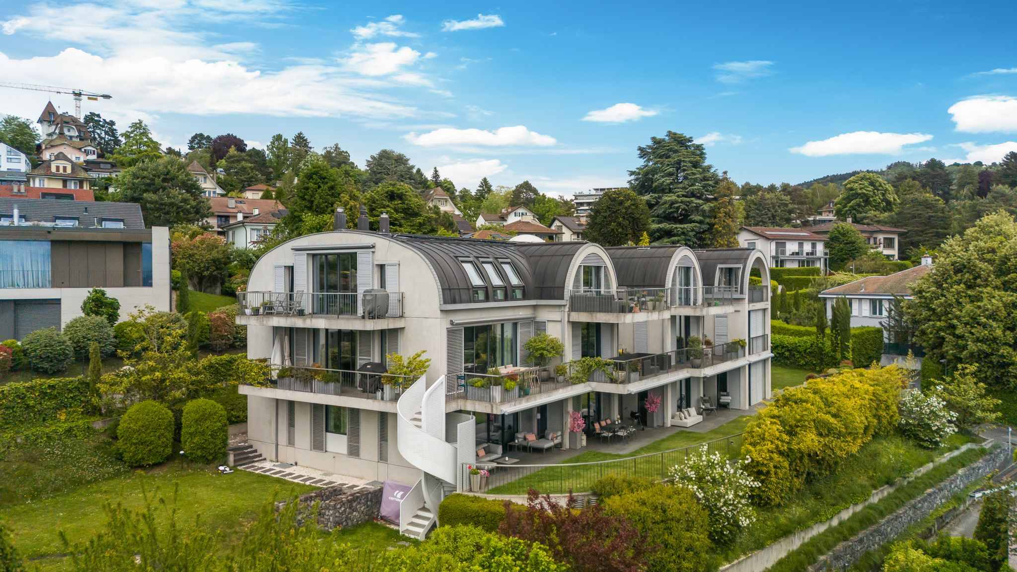 Moderne Wohnanlage mit geschwungenem Dach
