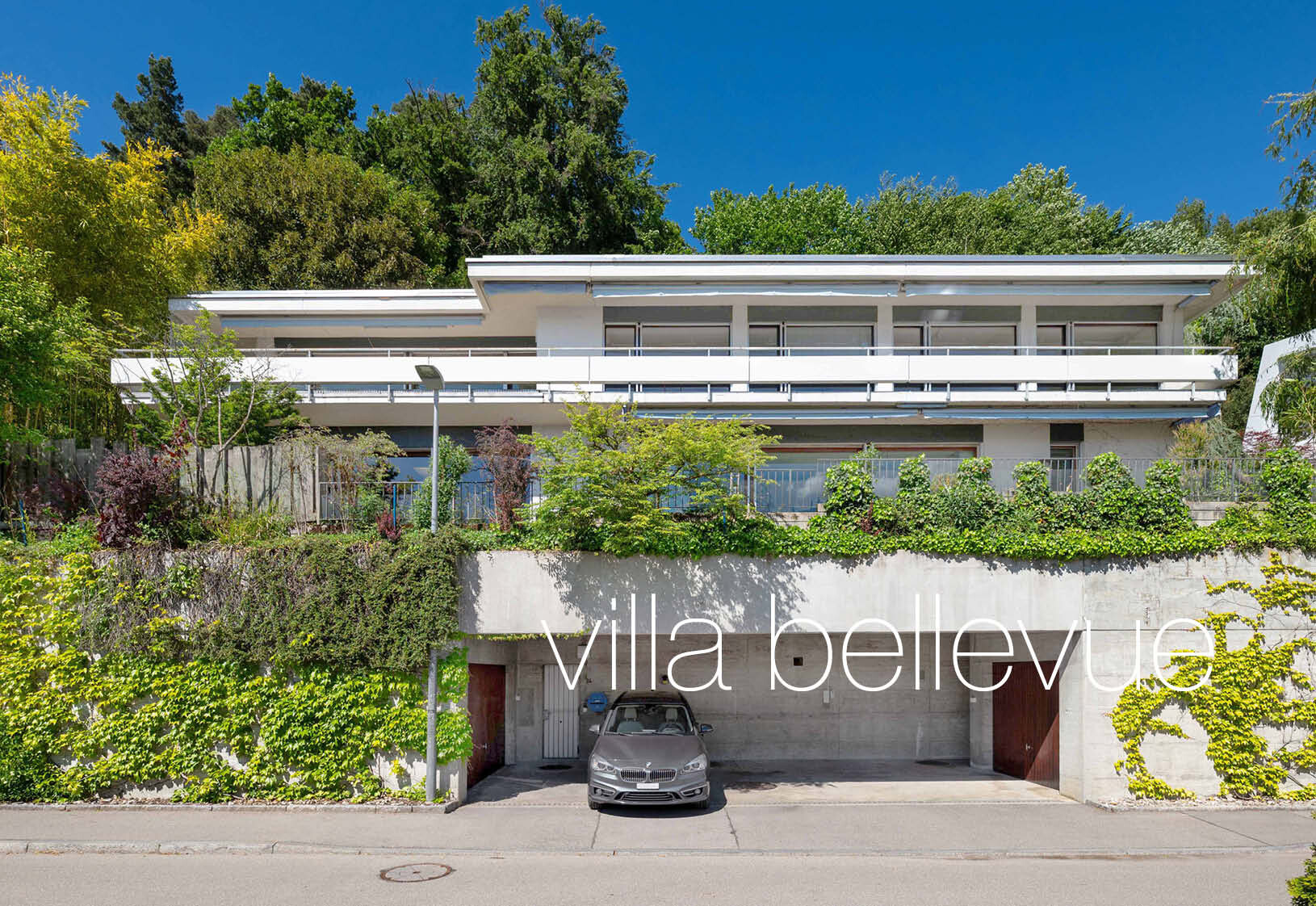 Moderne Villa mit begrüntem Hanggrundstück