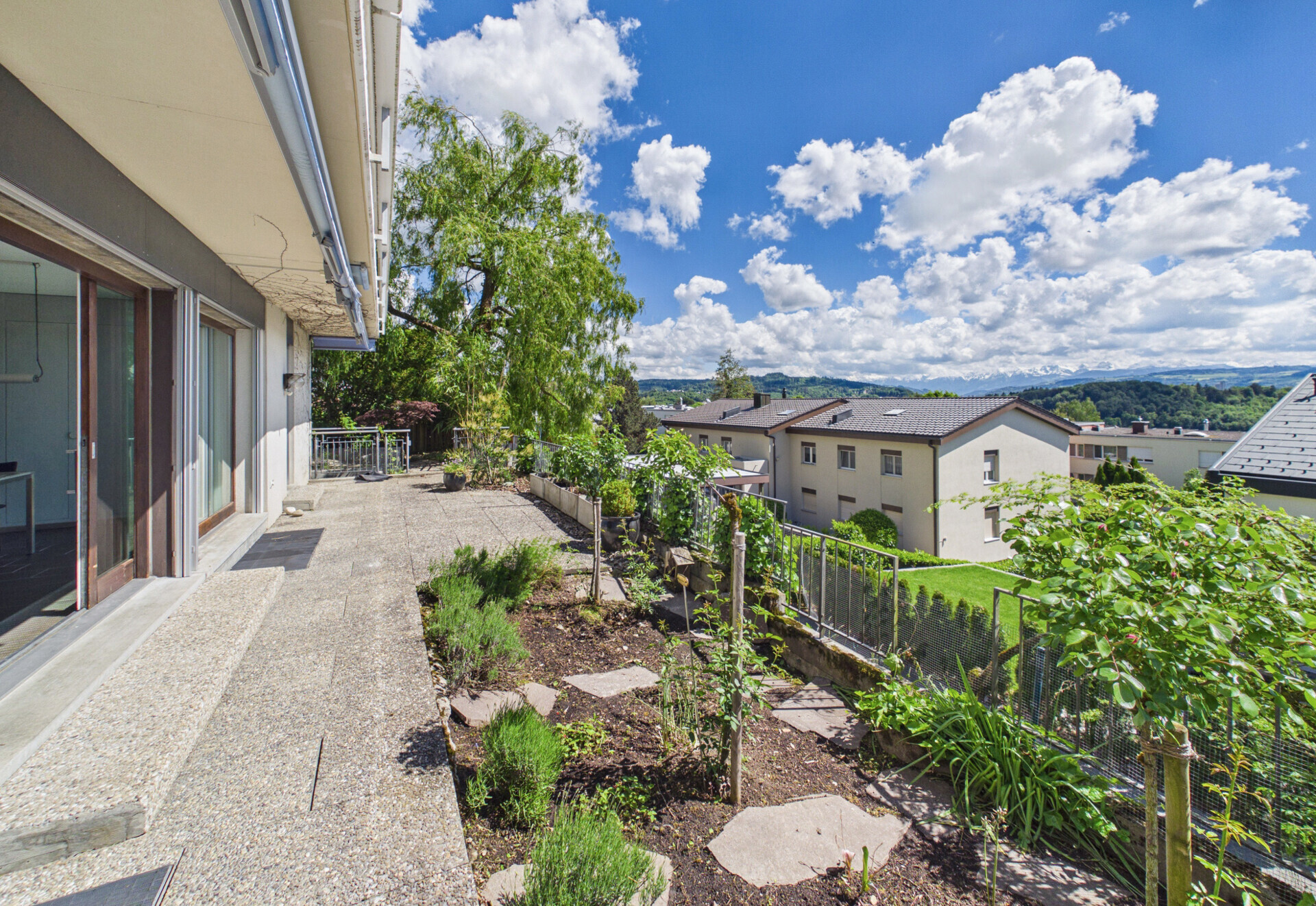 Terrasse mit Gartenblick und Weitblick
