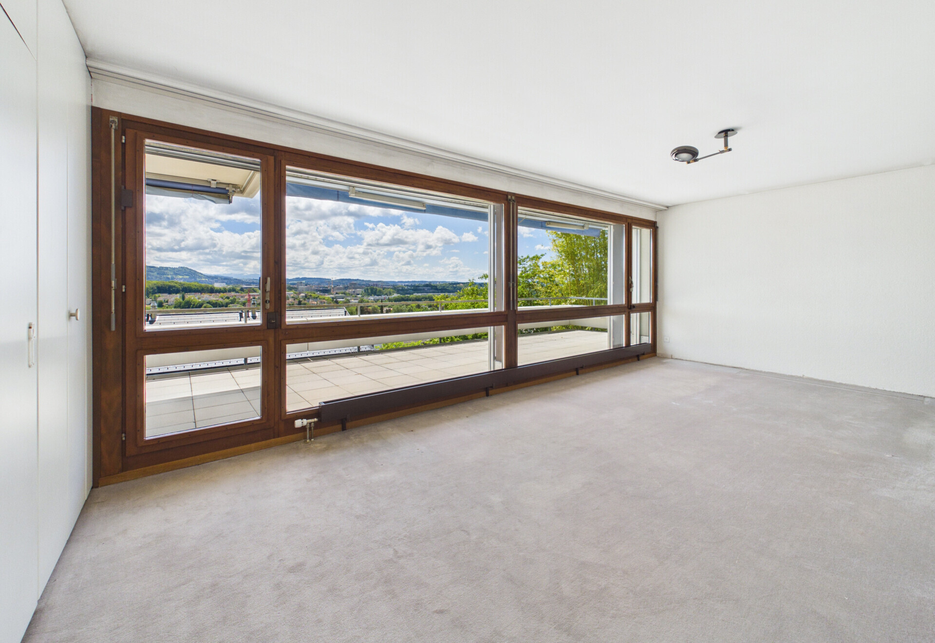 Leerer Wohnraum mit Panoramafenster