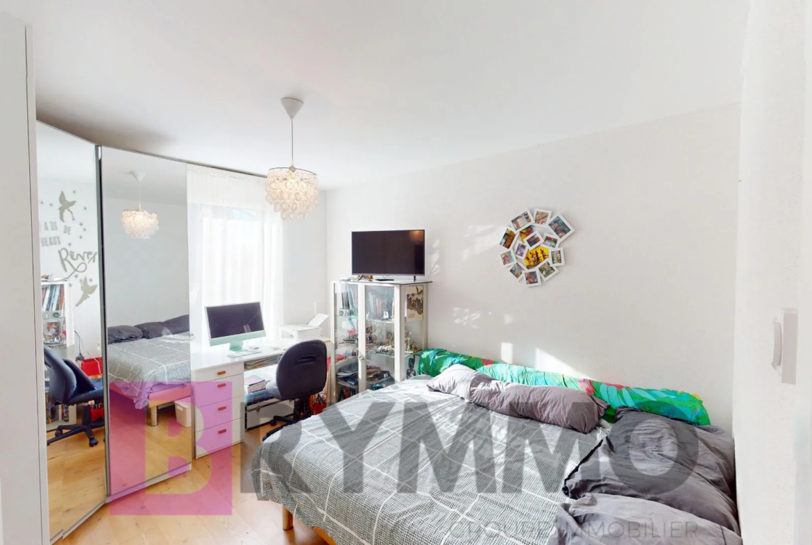 Helles Schlafzimmer mit Arbeitsplatz