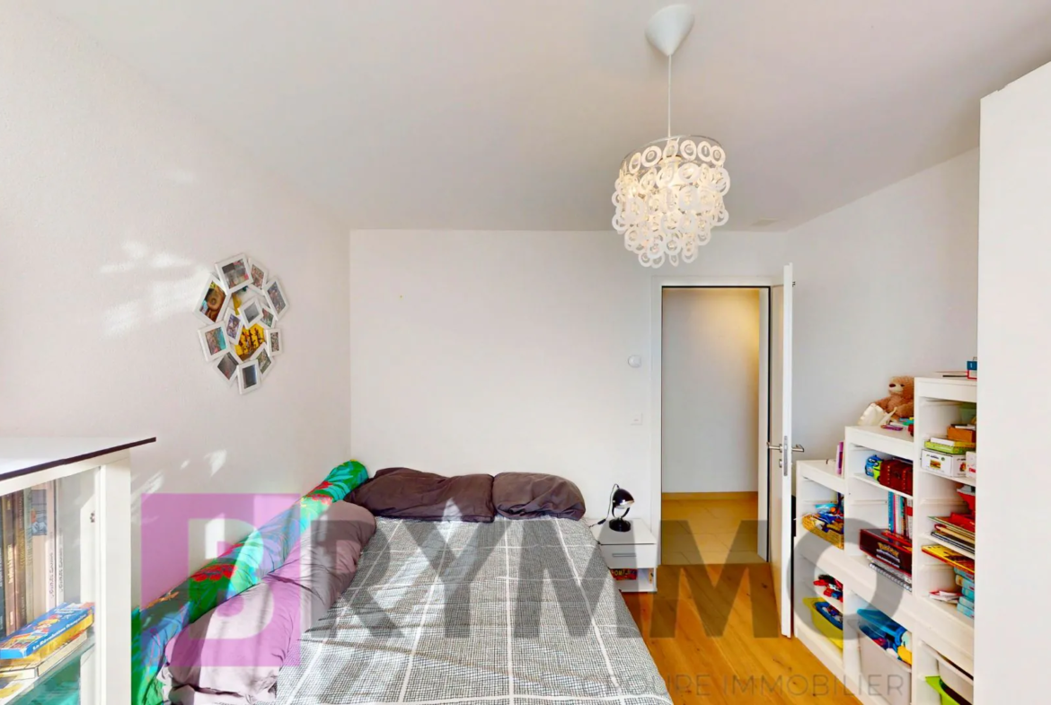 Helles Schlafzimmer mit Kinder- und Spielmöbeln