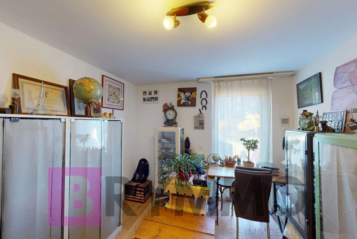 Helles Zimmer mit Schreibtisch und Vitrinen