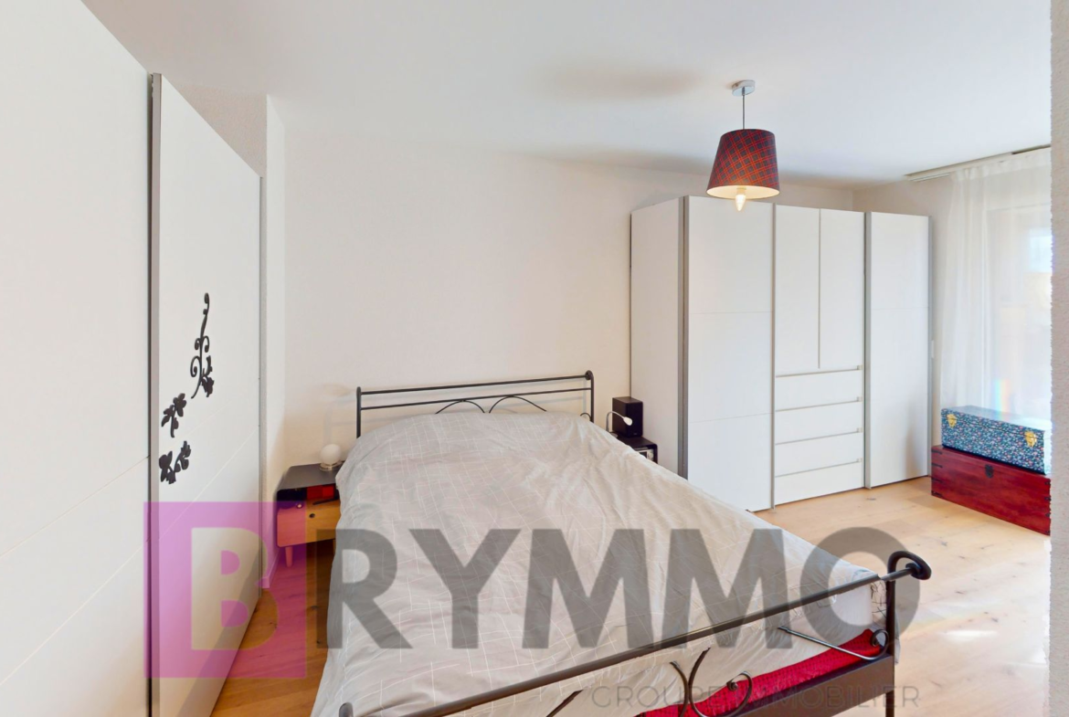Schlafzimmer mit Kleiderschrank und Einzelbett