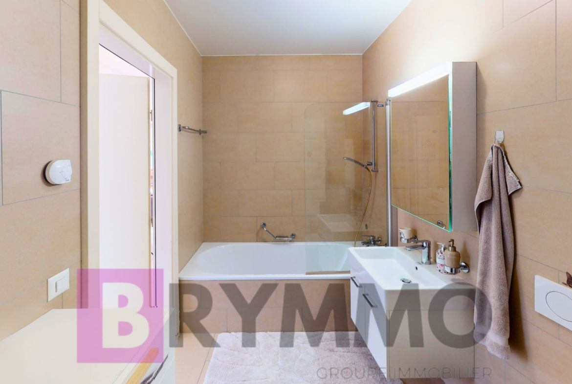 Modernes Badezimmer mit Badewanne und Waschtisch