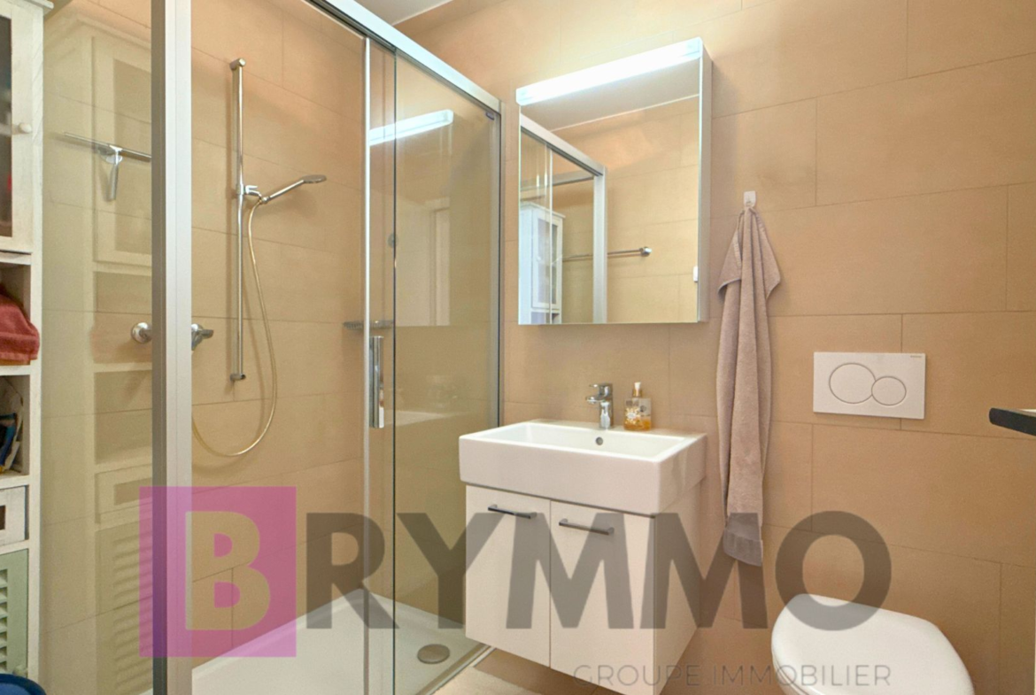 Modernes Badezimmer mit Dusche und Waschtisch