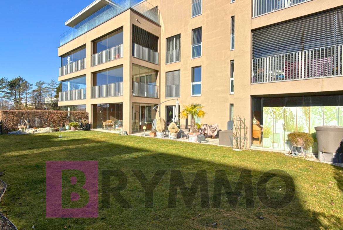 Moderner Wohnungsaußenbereich mit Garten und Terrassenfront