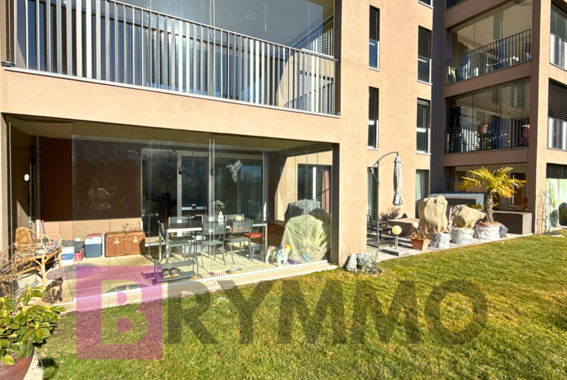 Modernes Wohngebäude mit Terrasse und Garten