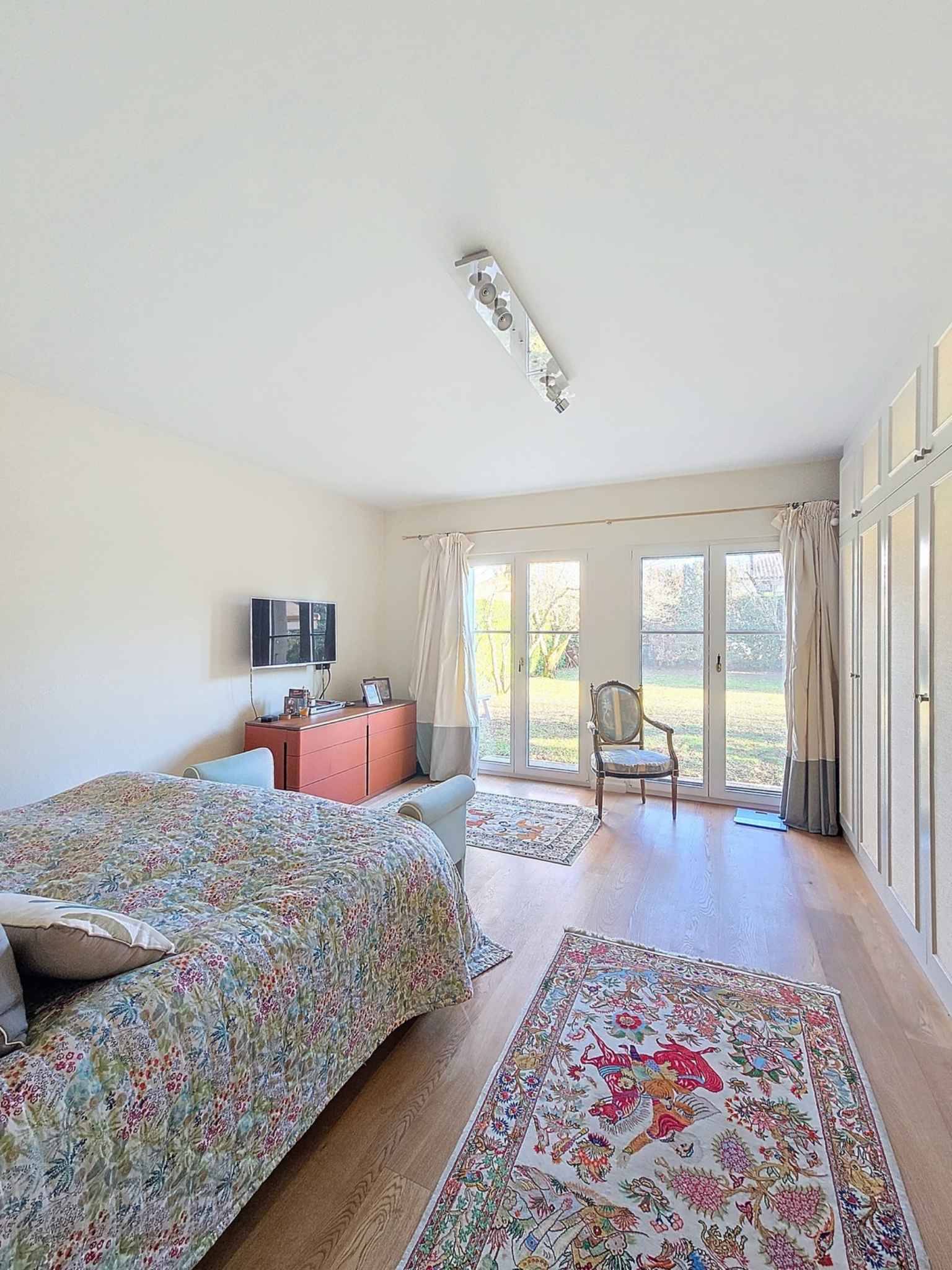 Helles Schlafzimmer mit Gartenblick