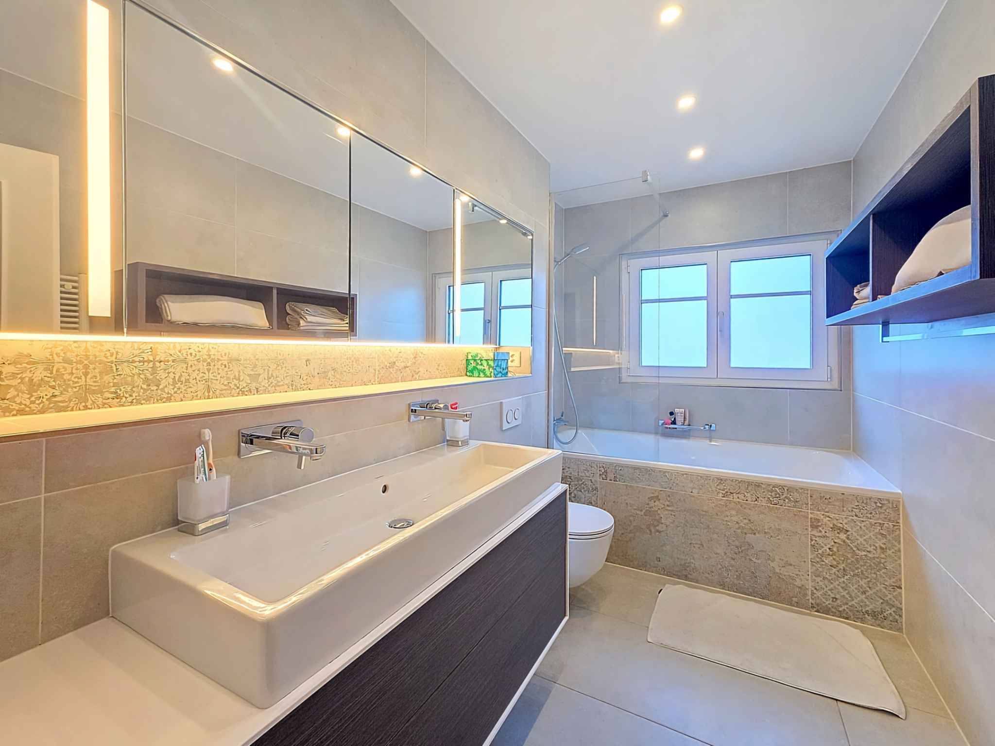 Modernes Badezimmer mit Badewanne und Doppelwaschplatz