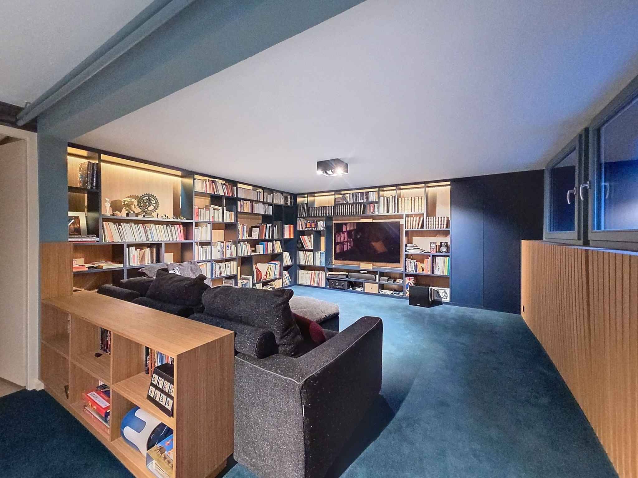 Modernes Wohnzimmer mit Bücherwand