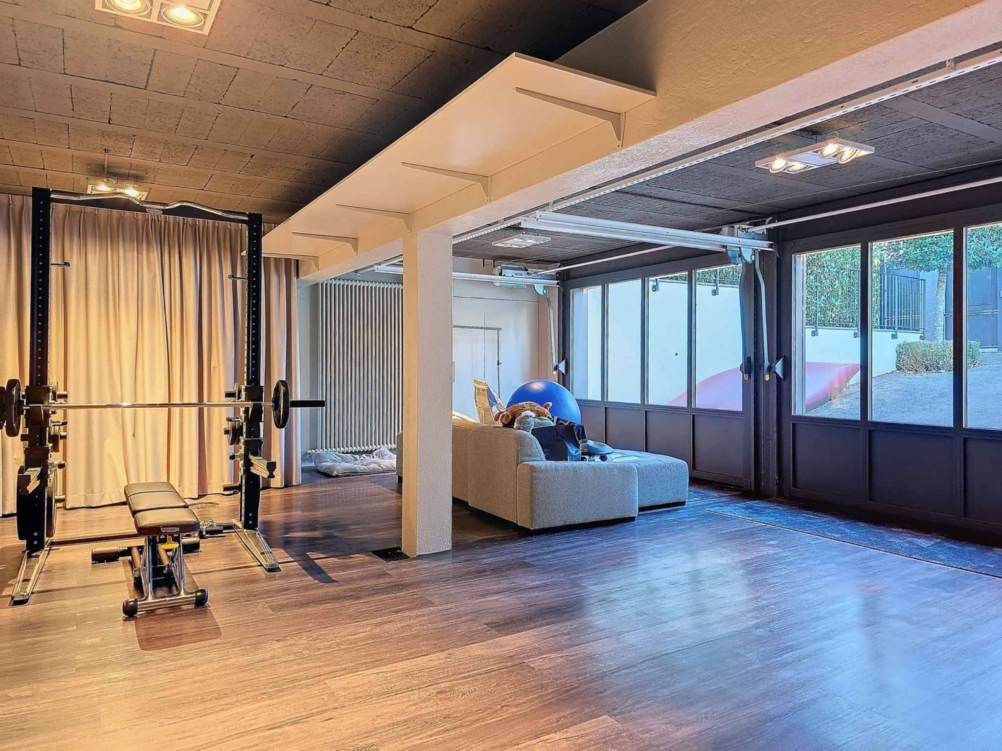 Heim-Fitnessraum mit Lounge-Bereich