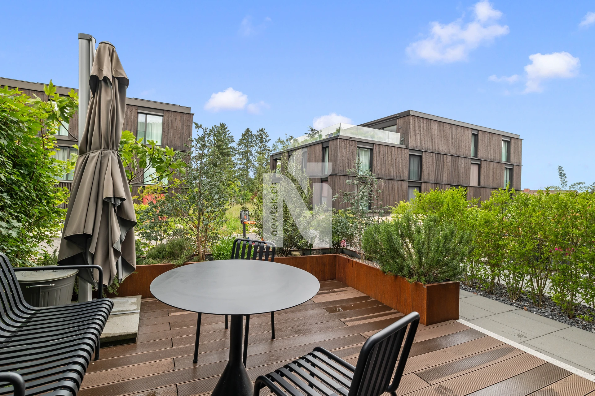 Moderne Dachterrasse mit Sitzbereich