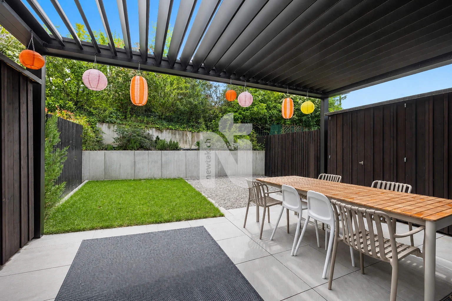 Überdachte Terrasse mit Esstisch