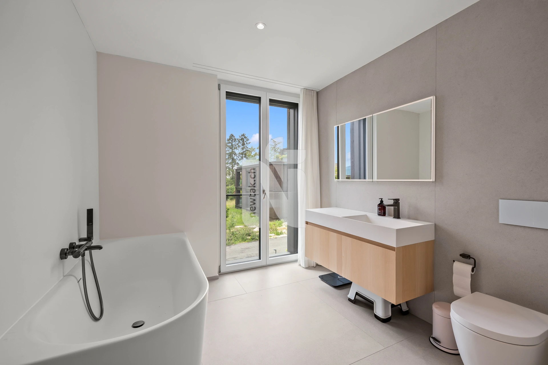 Modernes Badezimmer mit Badewanne und Waschtisch