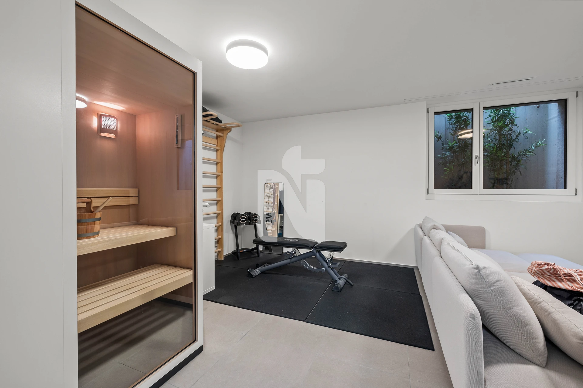Wellness- und Fitnessraum mit Sauna