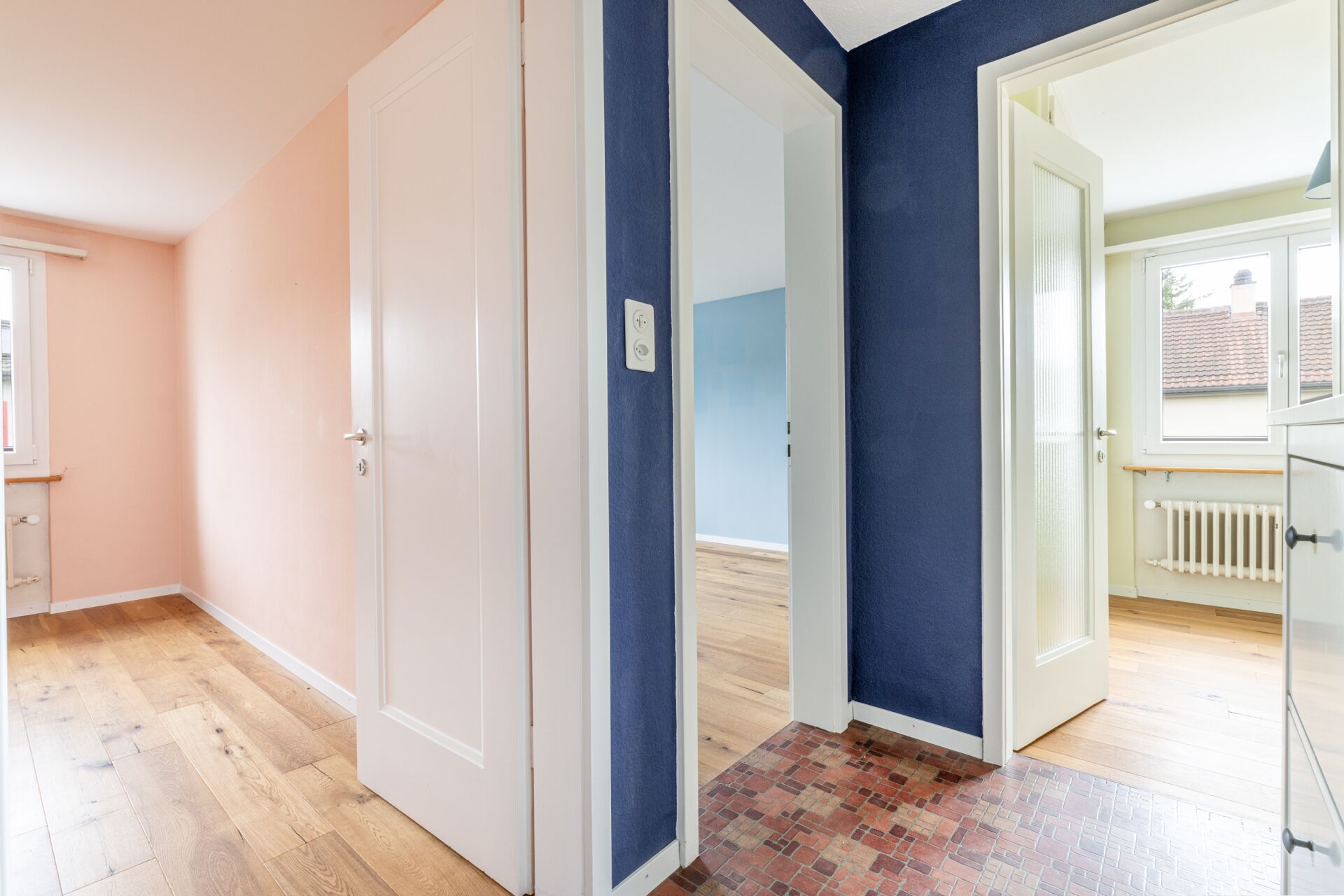 Heller Flur mit Blick in angrenzende Zimmer
