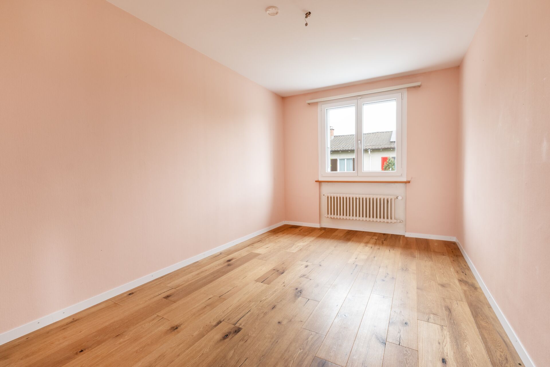Leerer, heller Raum mit Holzboden