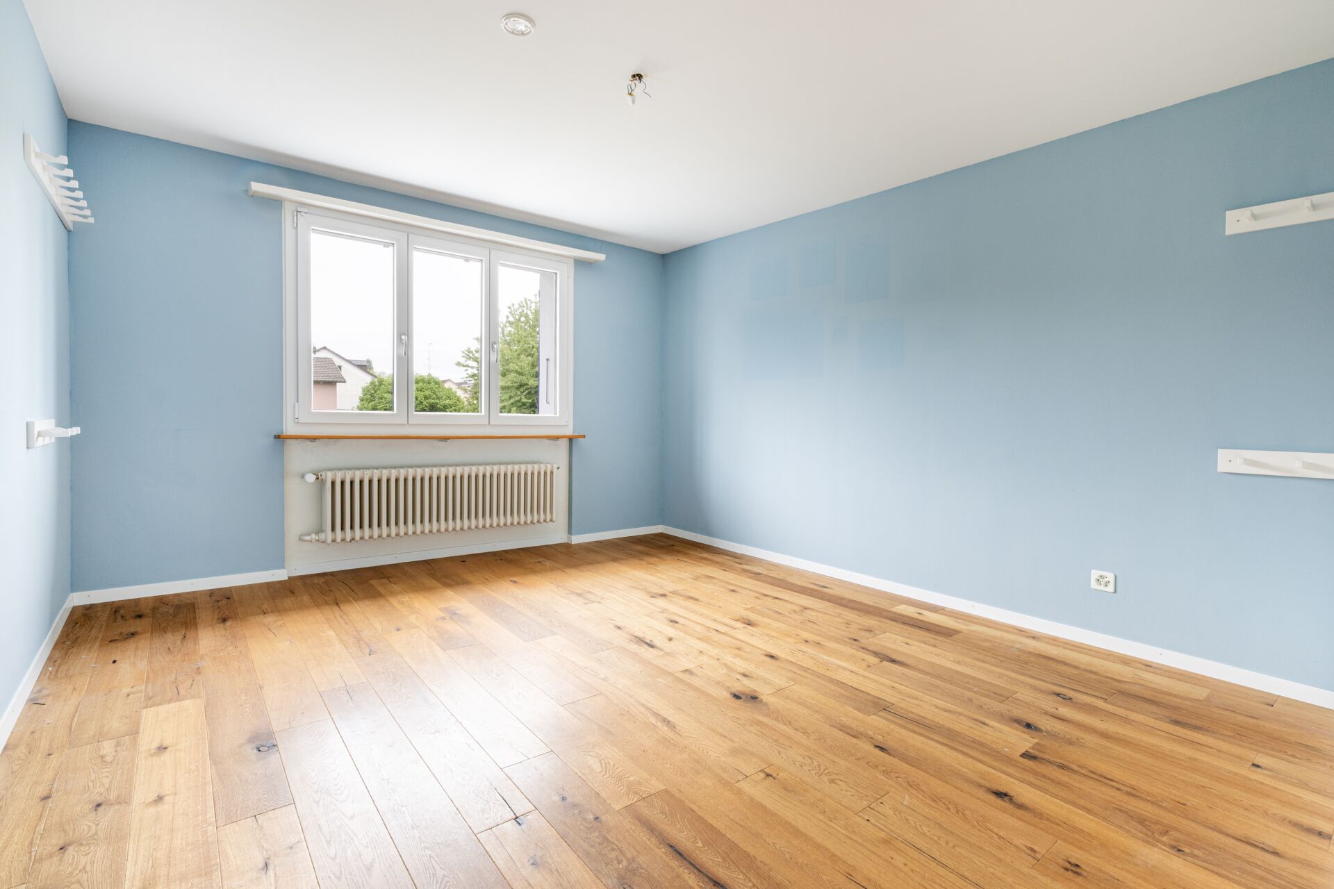 Leeres Schlafzimmer mit Holzfußboden