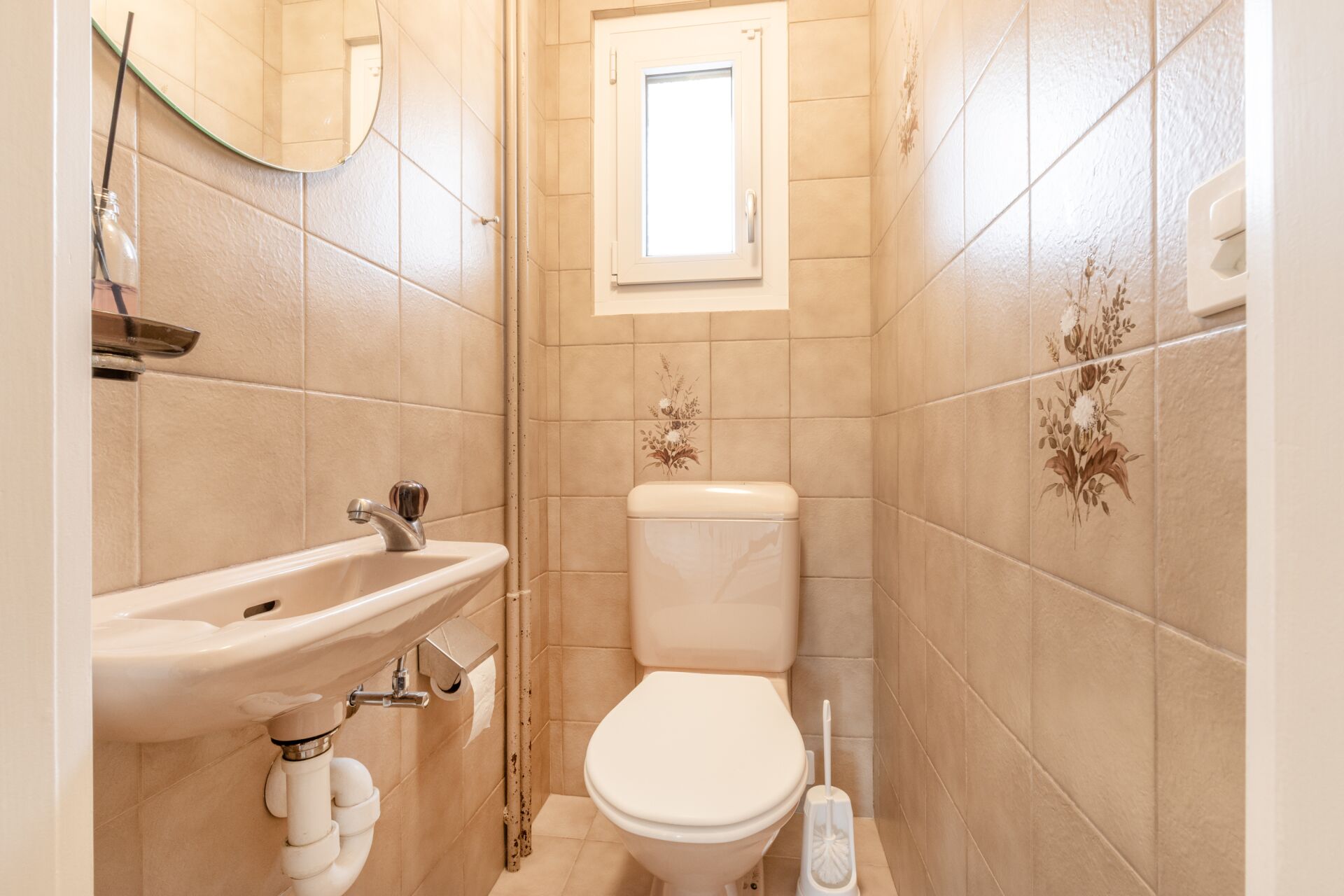 Kleines Gäste-WC mit Fenster