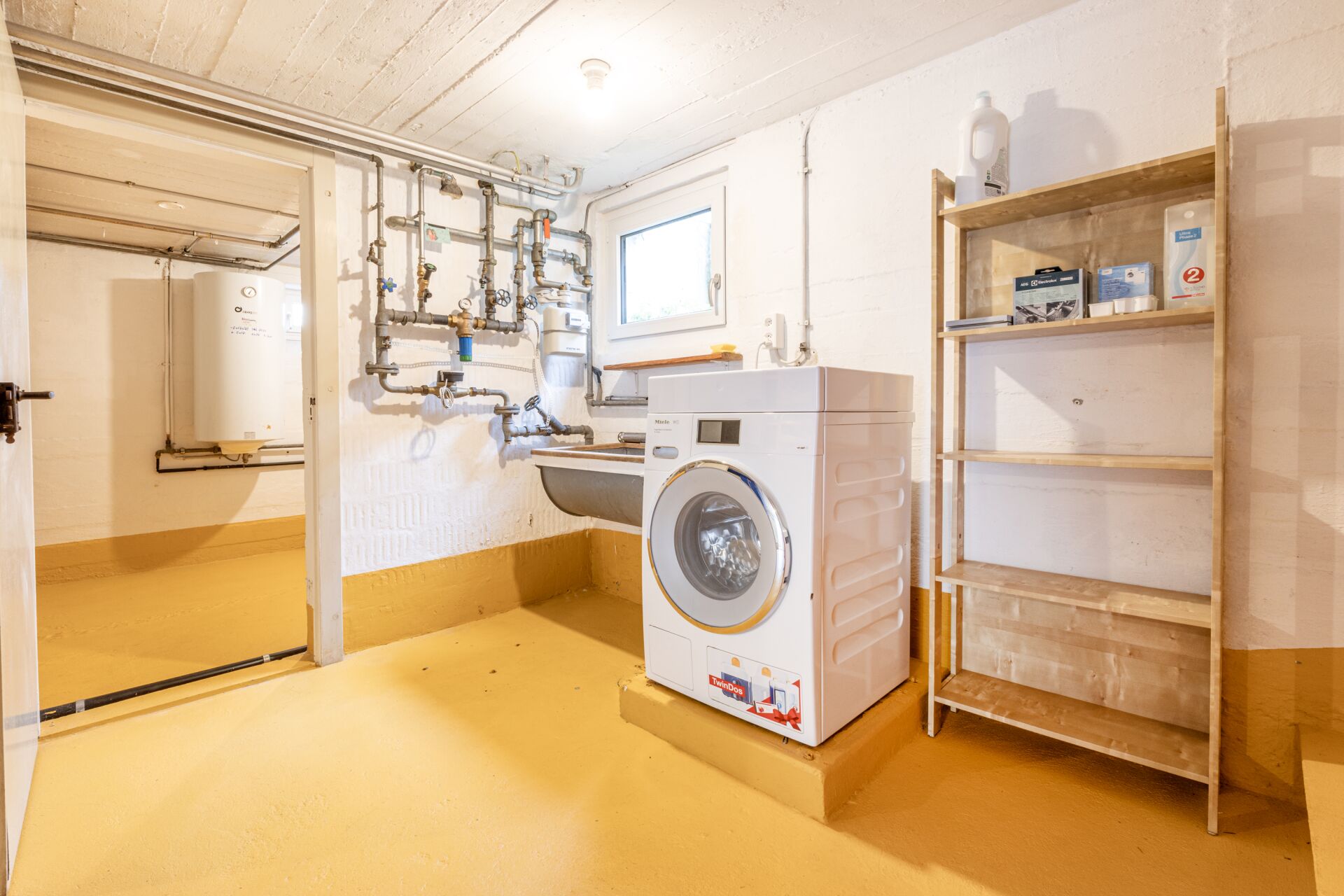 Hauswirtschaftsraum mit Technik und Waschmaschine