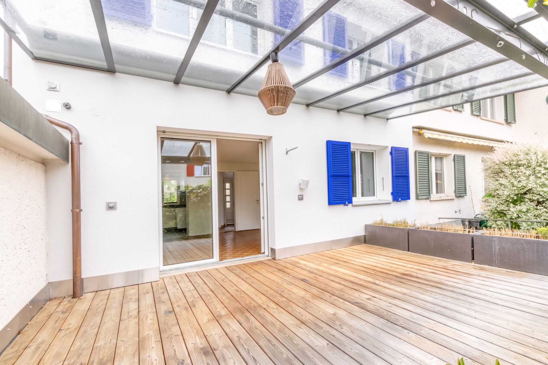 Überdachte Terrasse mit Holzdeck