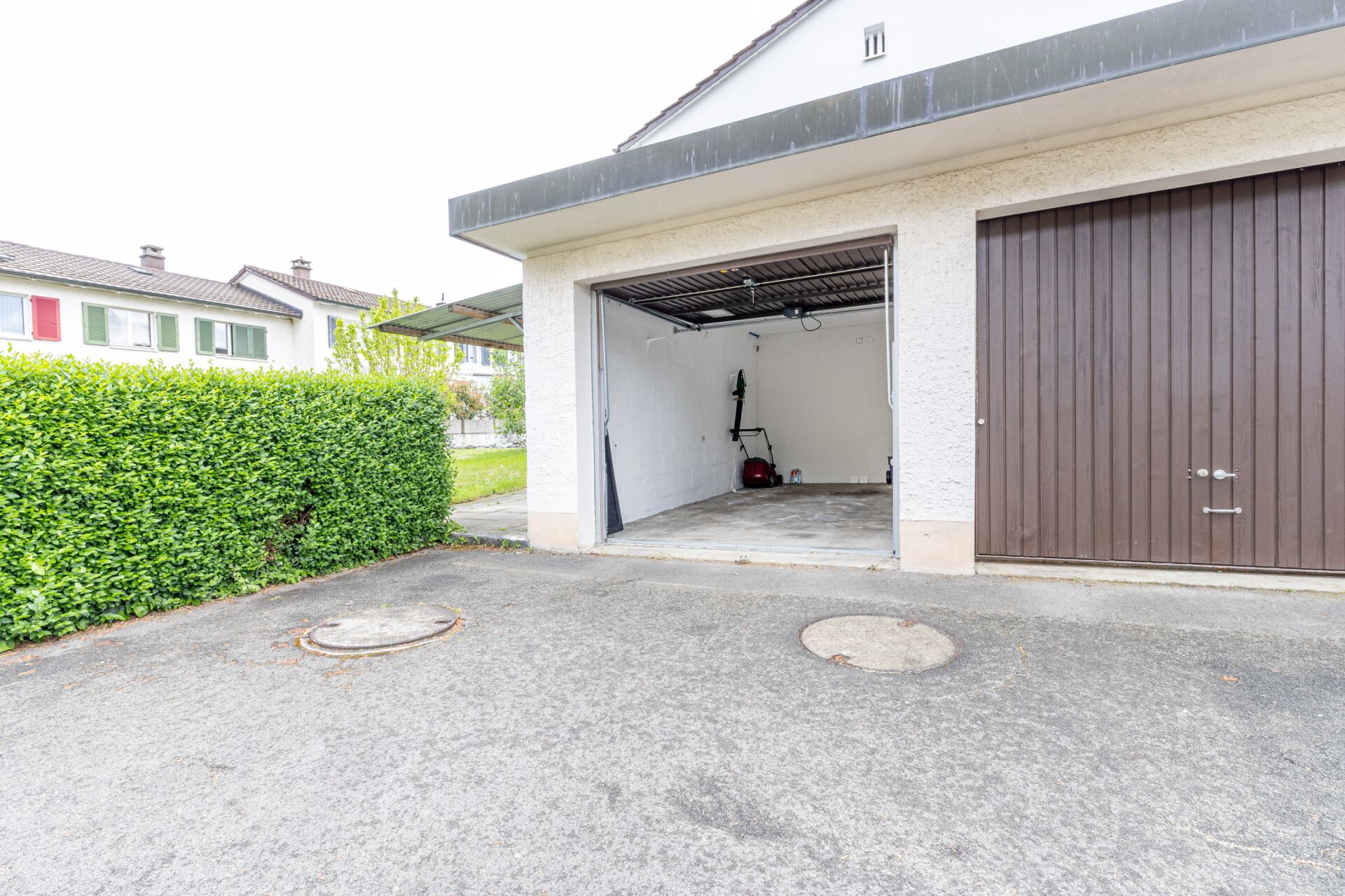 Garagenzufahrt mit offener Garage