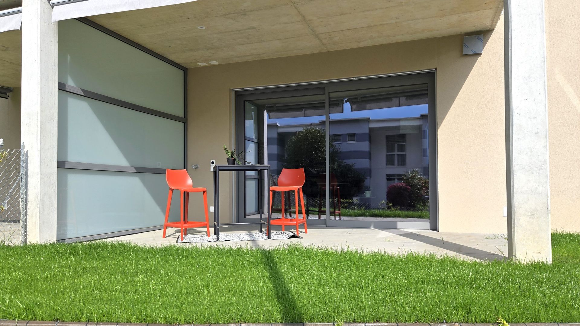 Überdachte Terrasse mit Glasfront