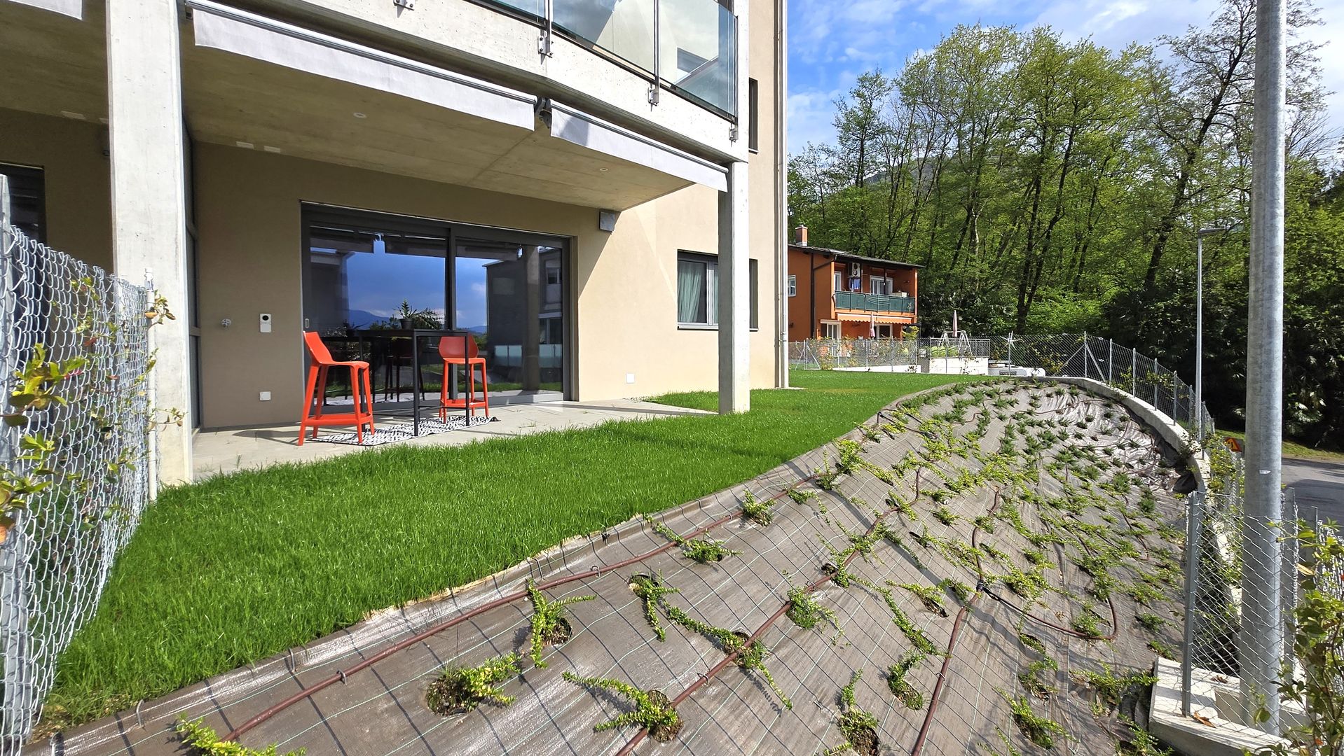 Terrasse mit Garten an moderner Wohnanlage