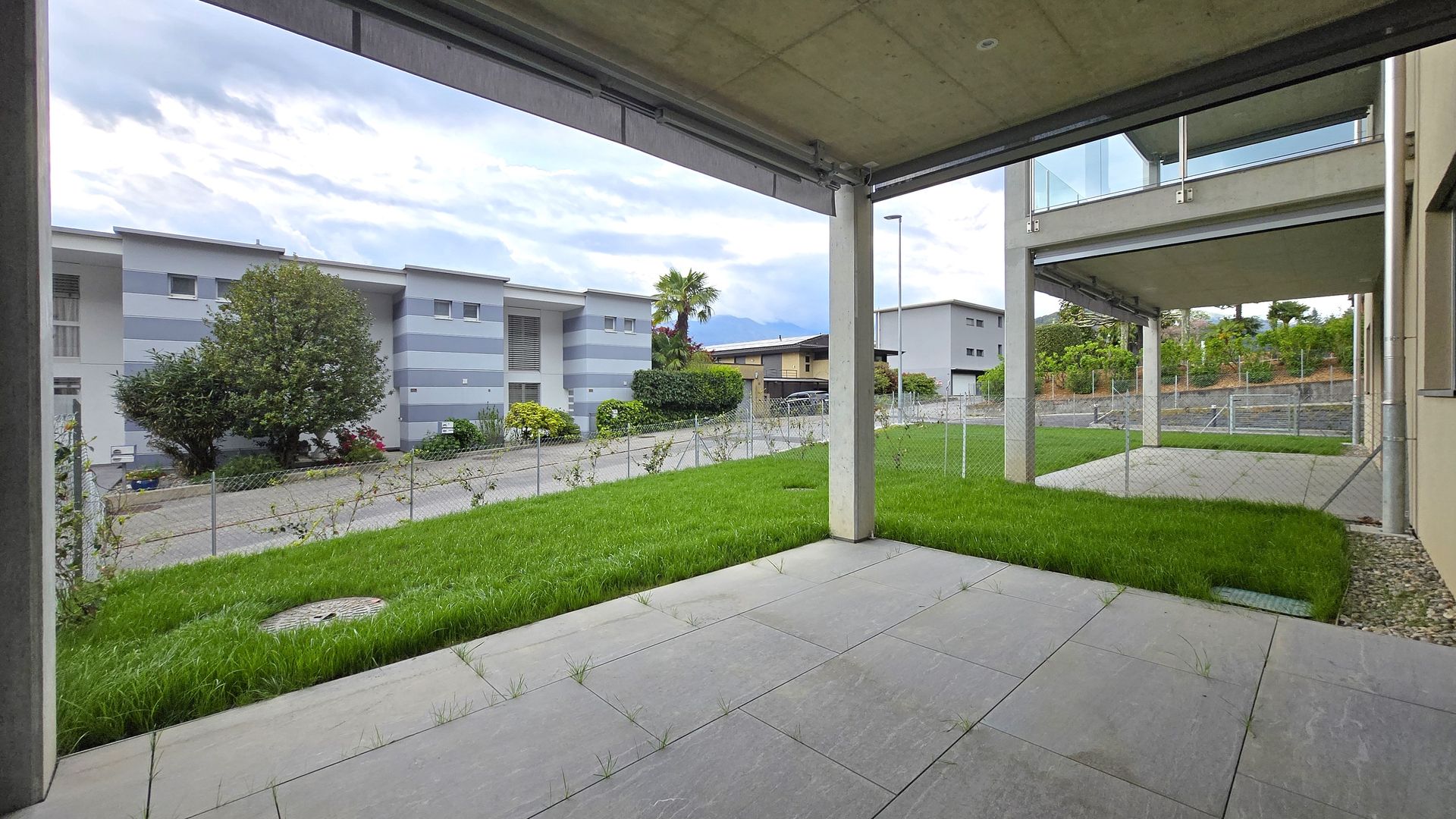 Überdachte Terrasse mit Gartenblick