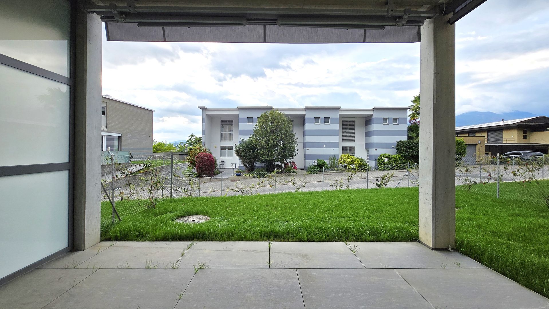 Überdachte Terrasse mit Blick ins Grüne