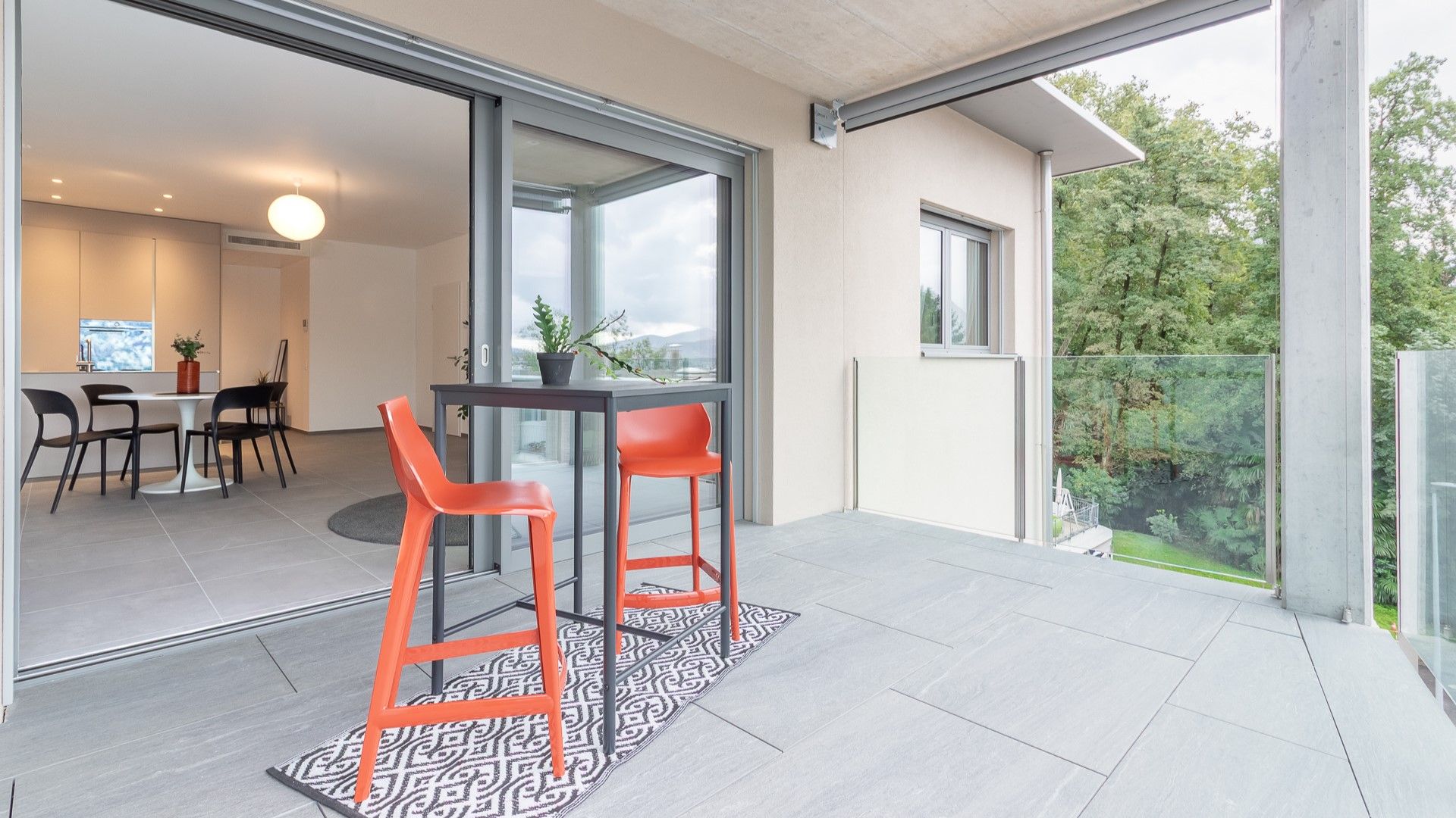 Moderne Terrasse mit Blick ins Grüne