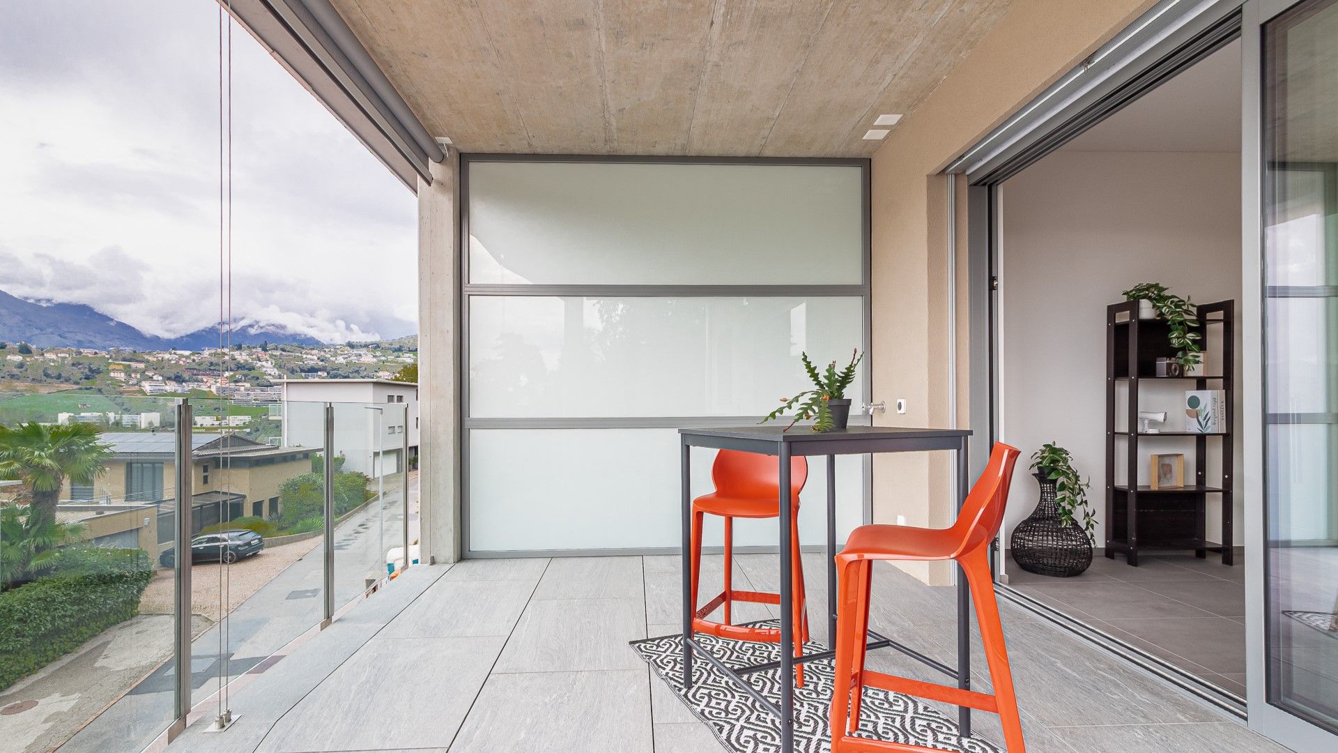 Moderne Balkon- und Loggiaansicht mit Bergblick