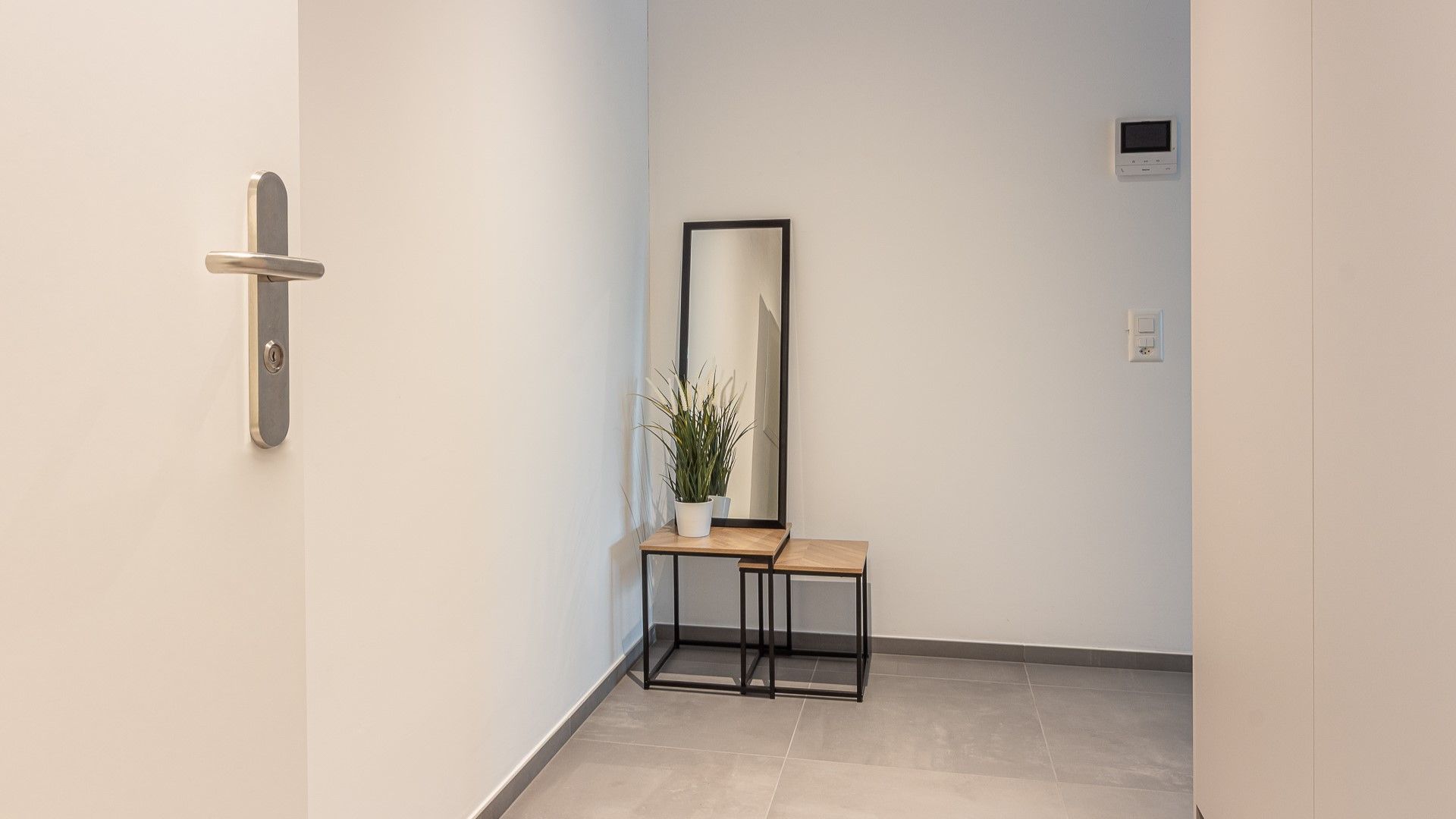Moderner Eingangsbereich mit minimalistischer Möblierung