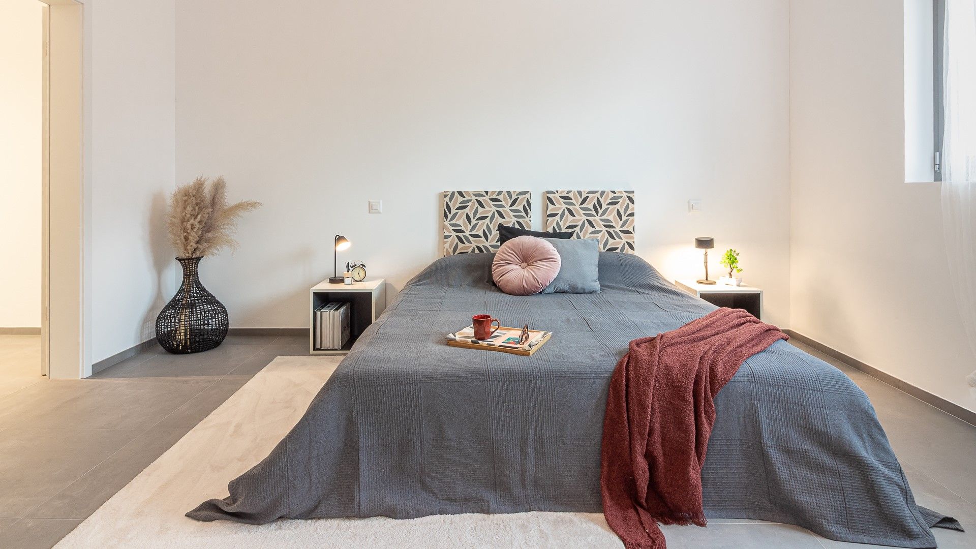 Modernes Schlafzimmer mit minimalistischer Einrichtung