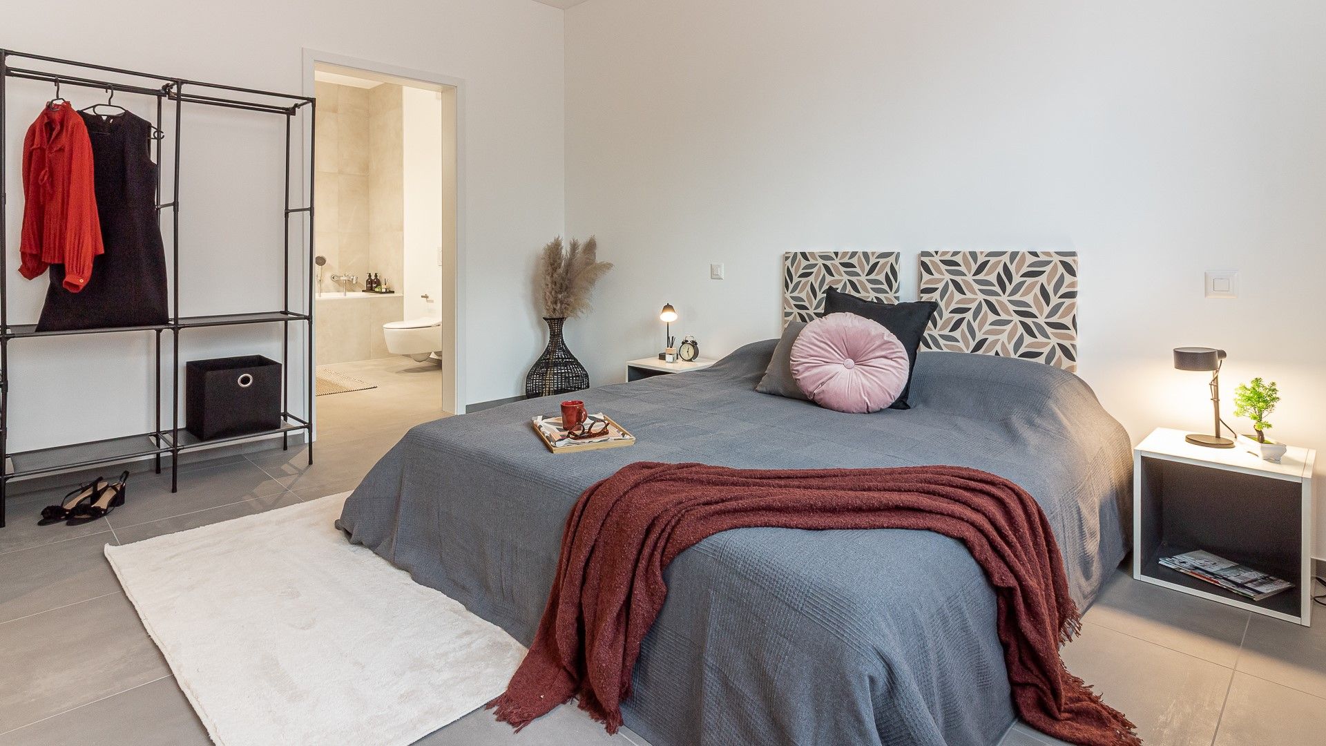 Modernes Schlafzimmer mit angrenzendem Bad