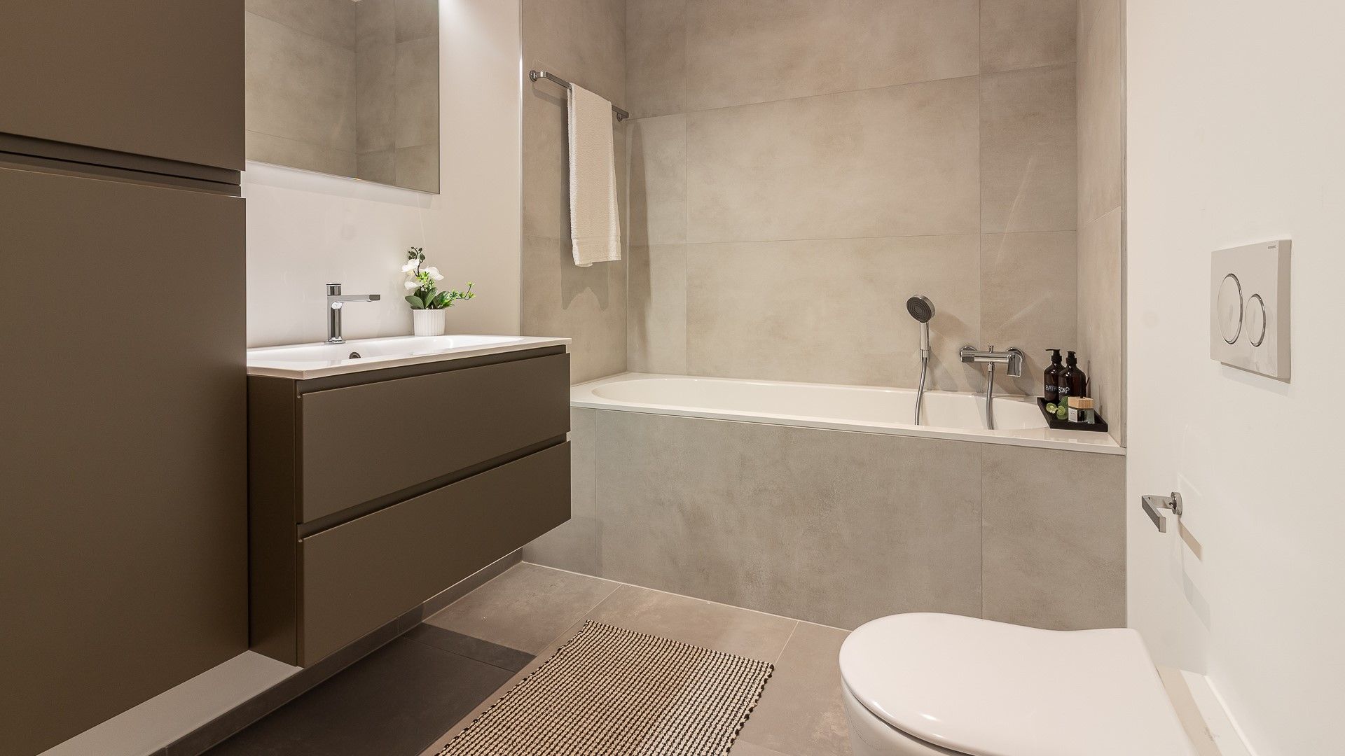 Modernes Badezimmer mit Badewanne und Waschtisch