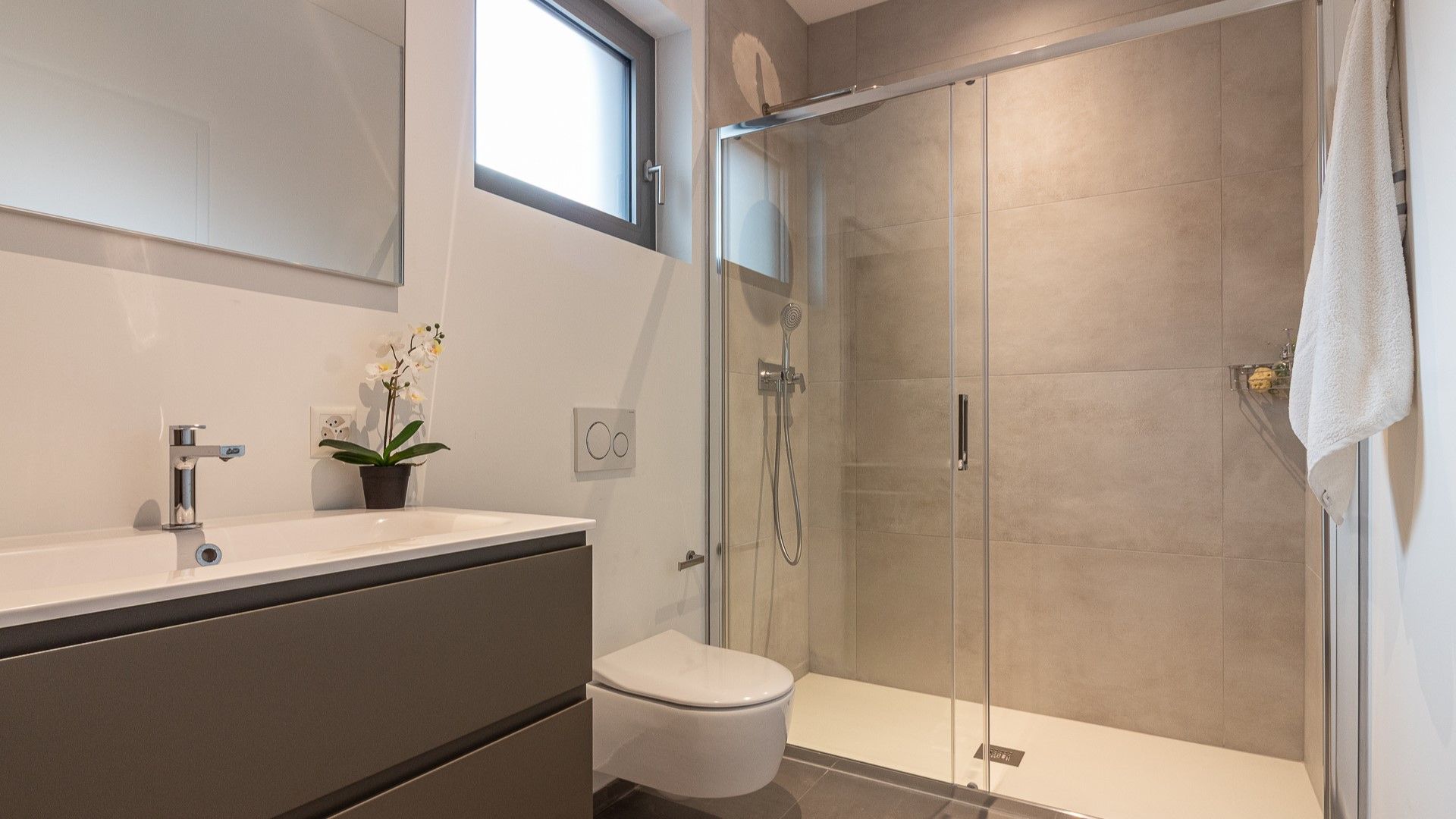 Modernes Bad mit Dusche