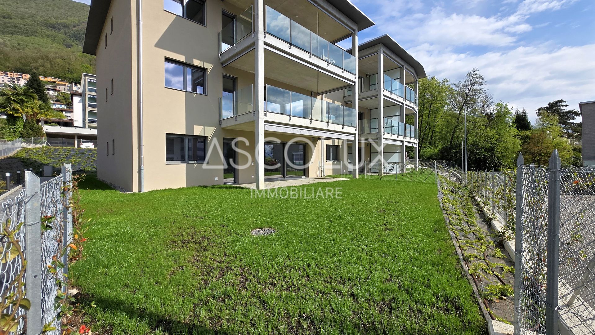 Modernes Mehrfamilienhaus mit Garten