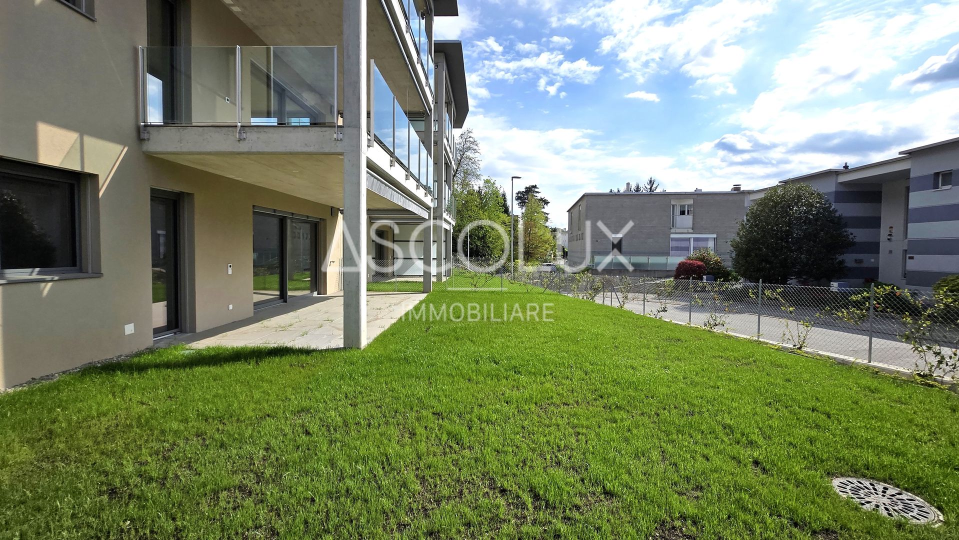 Modernes Mehrfamilienhaus mit Garten und Balkon