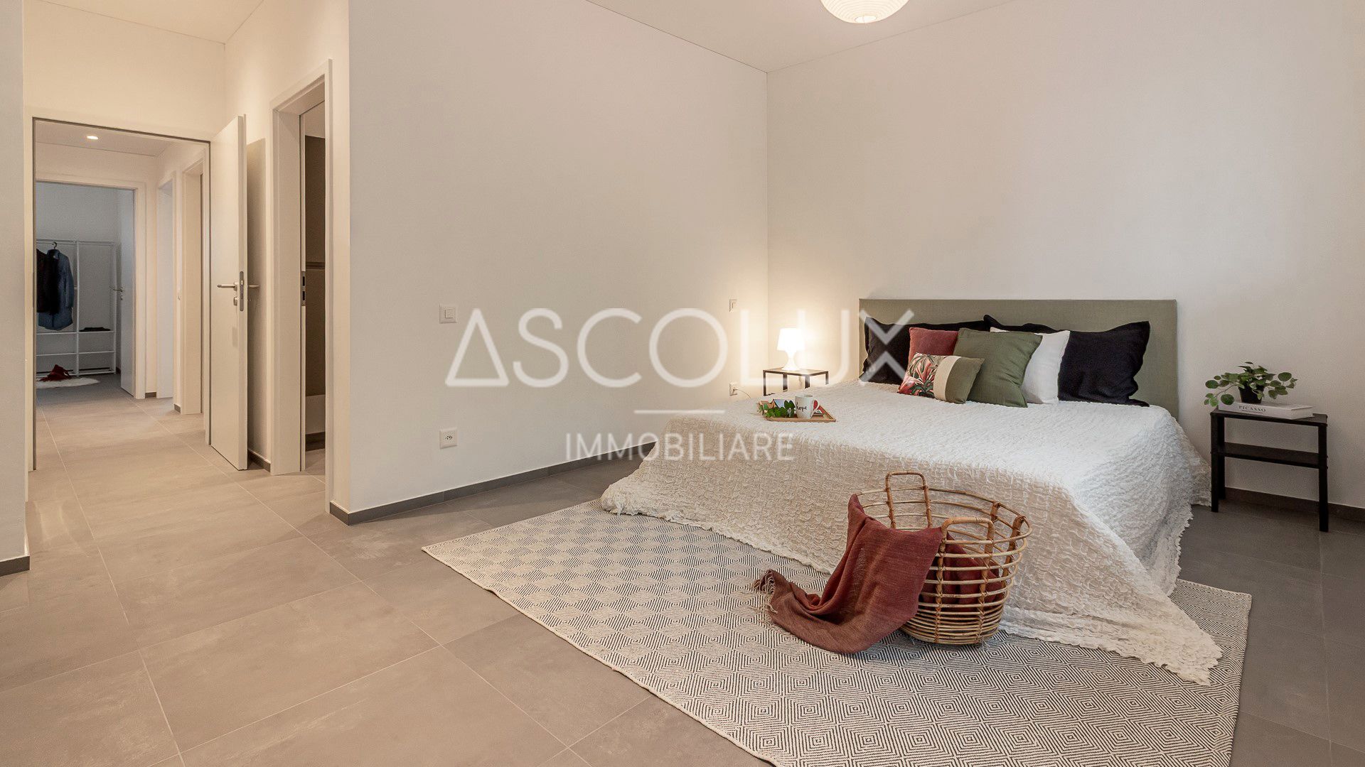 Modernes Schlafzimmer mit angrenzendem Flur