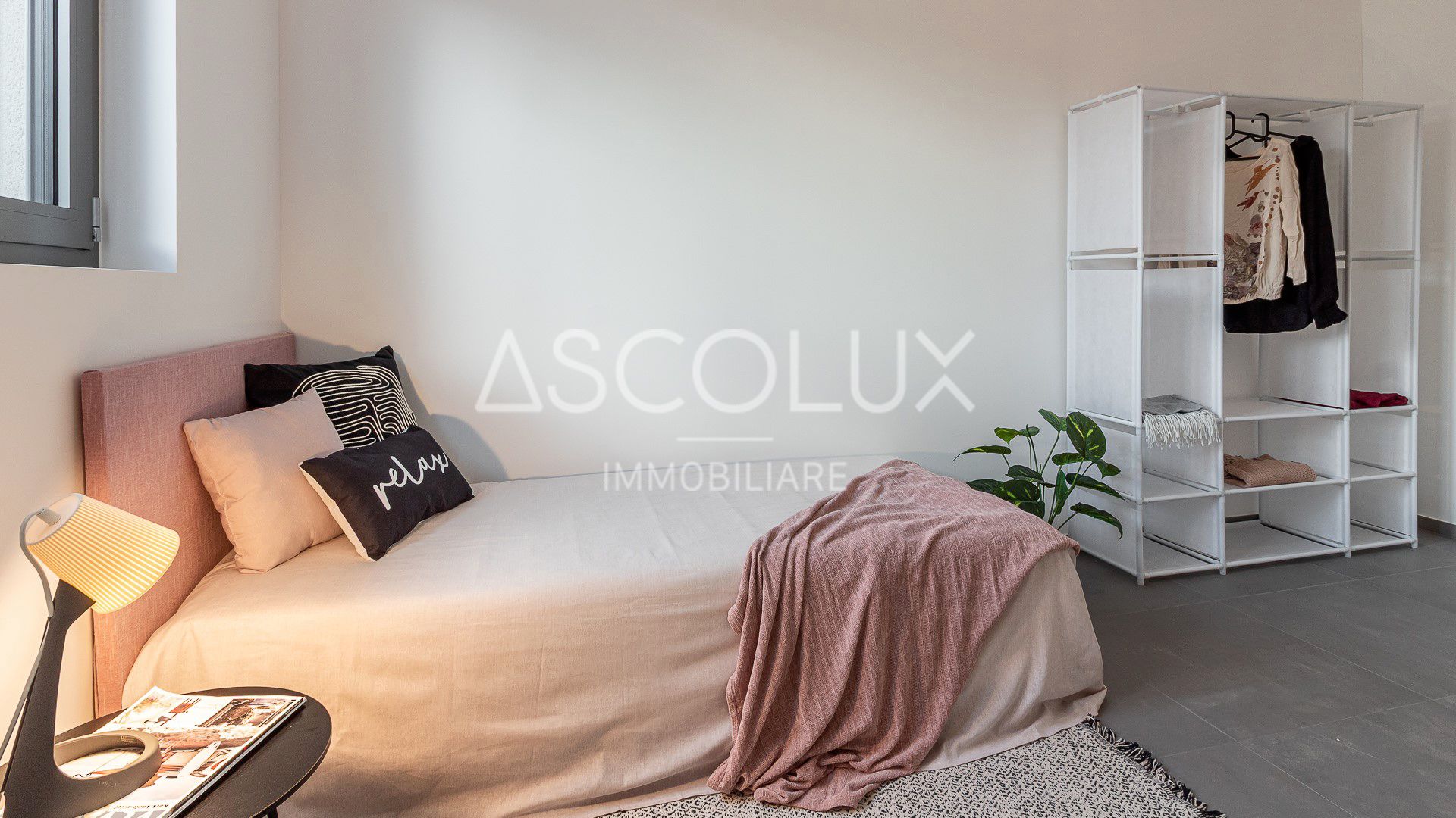 Schlafzimmer mit offenem Kleidersystem