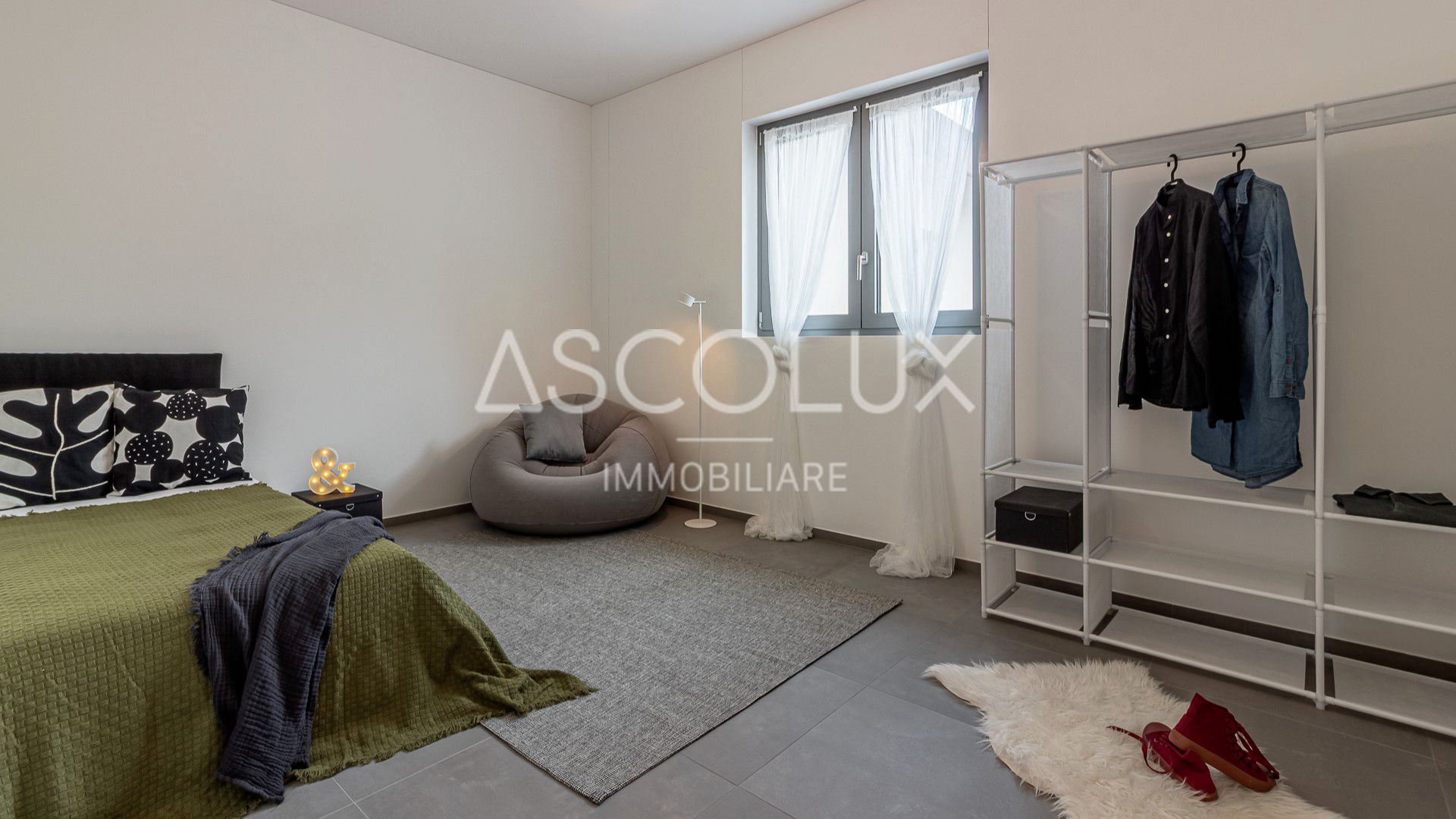 Minimalistisch eingerichtetes Schlafzimmer